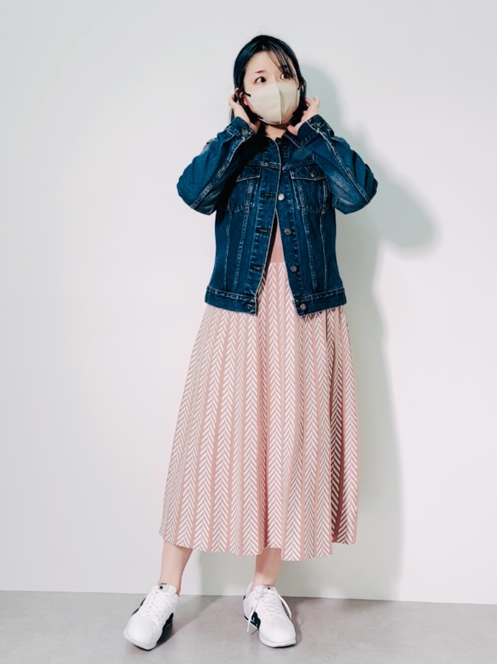 「ワンピース、スタッフコーデ、ピンク、春先取り、ワンピース×デニム、ワンピース×スニーカー、スタッフ、ニッセングラマー、大きな胸専用、大きい胸レディースファッション」｜「nissenの【大きい胸専用】これ一枚でさっと決まる！配色ジャカードニットワンピース（ウエストリボン付）（ワンピース、ベージュ系）」を使った、むよさん（レディース・158cm）の冬コーディネートの1枚目の写真