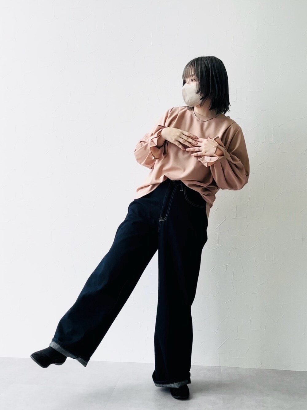 「ニッセングラマー、大きい胸レディースファッション、スタッフ、春コーデ、デニム、くすみカラー、ピンク、スタッフコーデ」｜「nissenの【大きい胸専用】ボリュームスリーブ長袖カットソー（Tシャツ/カットソー、ベージュ系）」を使った、むよさん（レディース・158cm）の春コーディネートの1枚目の写真