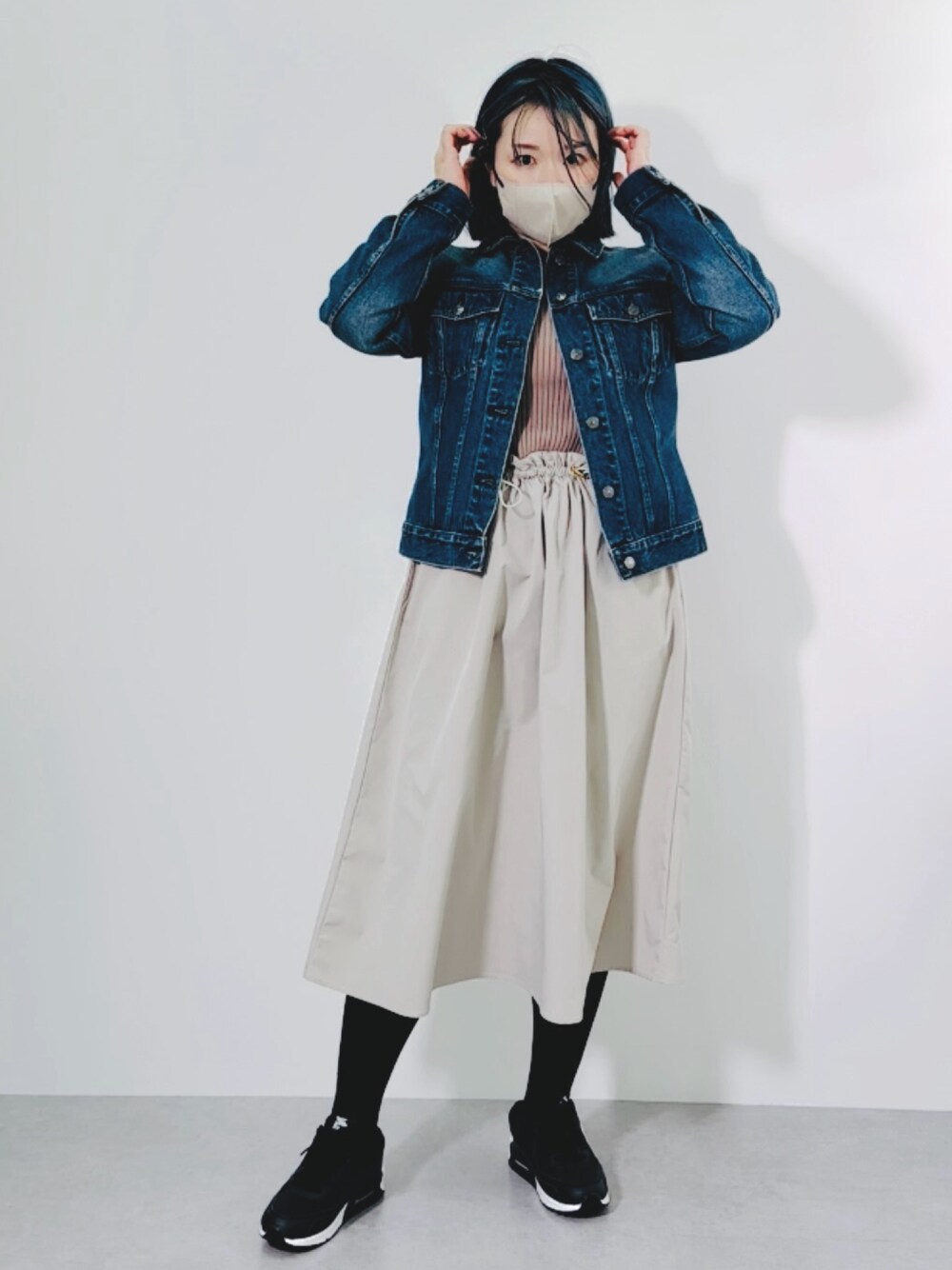 「スタッフコーデ、Gジャン、春先取り、カジュアルコーデ、ワンピース×スニーカー、スタッフ、ニッセングラマー、大きな胸専用、大きい胸レディースファッション」｜「nissenの【大きい胸専用】ニットドッキングワンピース（ワンピース、ベージュ系）」を使った、むよさん（レディース・158cm）の冬コーディネートの1枚目の写真
