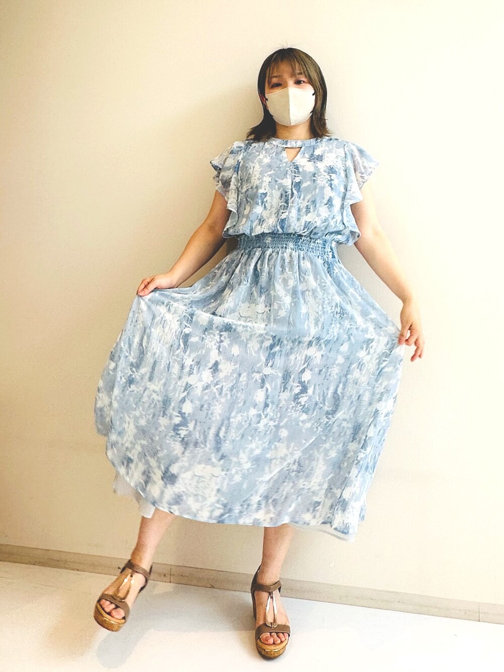 「ニッセングラマー、スタッフ、スタッフコーデ、大きい胸レディースファッション、夏ワンピース、グラマーバスト専用、花柄ワンピース、水色、夏コーデ」｜「nissenの【大きい胸専用】フリルデザインワンピース(ポケット付）（ワンピース、ホワイト系）」を使った、むよさん（レディース・158cm）の春コーディネートの1枚目の写真