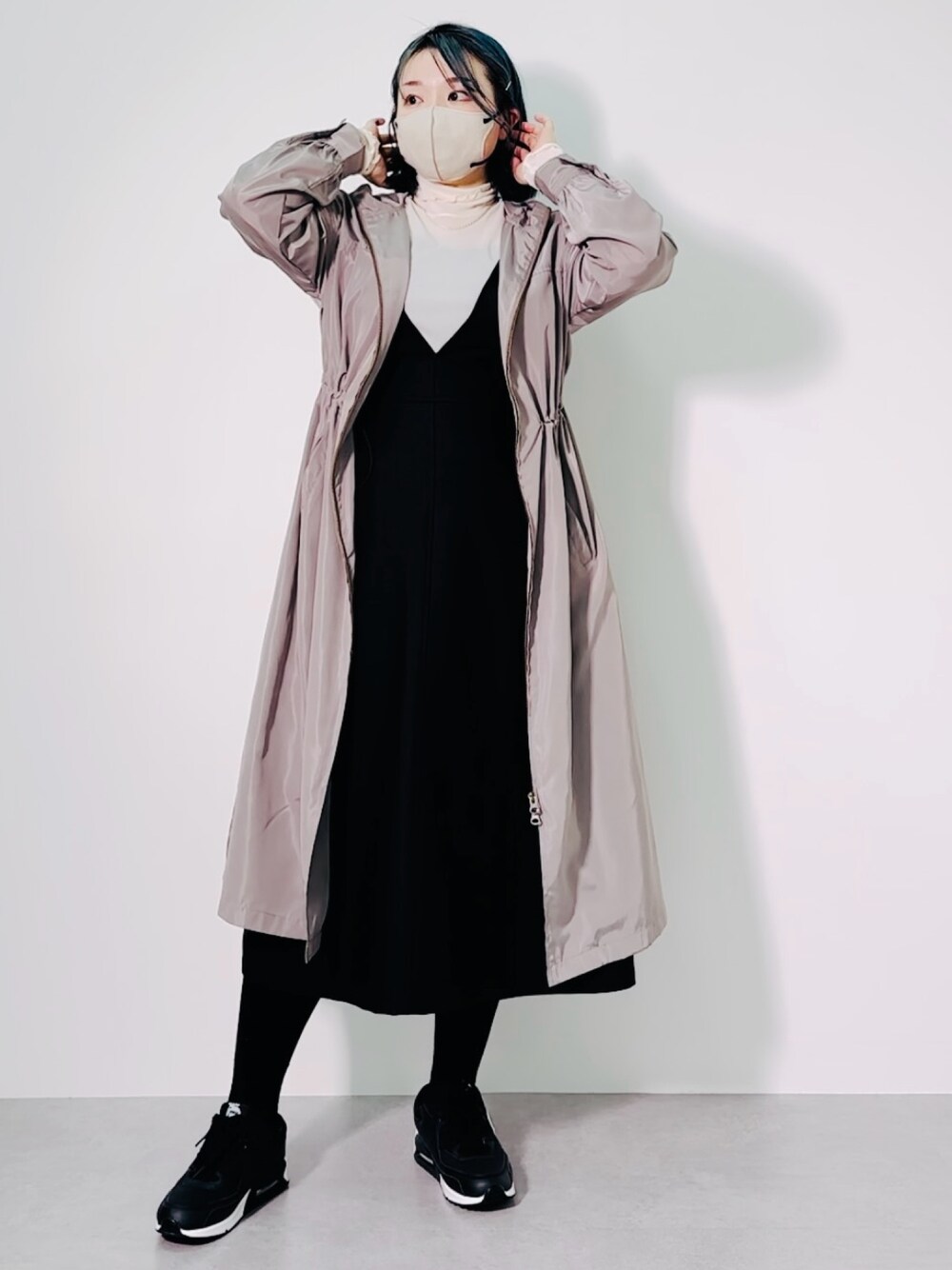 「マウンテンパーカー、スタッフコーデ、ジャンスカ、春先取り、春コーデ、スタッフ、シアートップス、ニッセングラマー、大きい胸専用、大きい胸レディースファッション」｜「nissenの【大きい胸専用】肩ひもが落ちにくいジャンパースカート（片側ポケット付）（ワンピース、ブラック系）」を使った、むよさん（レディース・158cm）の冬コーディネートの1枚目の写真