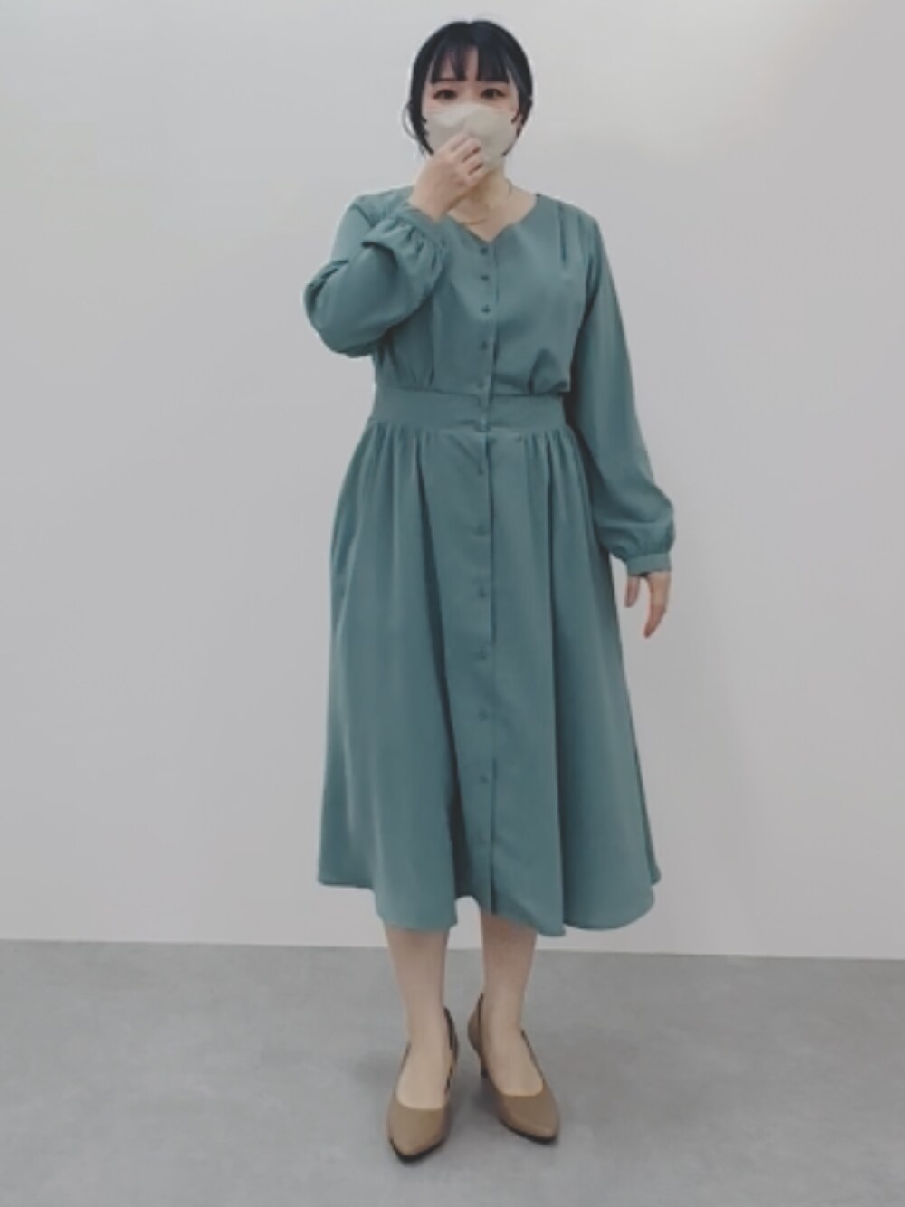 「スタッフ、スタッフコーデ、ニッセングラマー、大きい胸レディースファッション、春ワンピ、春コーデ、キレイめ、お呼ばれスタイル」｜「nissenの【ぴたっプス】ポインテッドトゥ５ｃｍヒールパンプス（低反発中敷）（ワイズ２Ｅ）（パンプス、ベージュ系）」を使った、むよさん（レディース・158cm）の春コーディネートの1枚目の写真