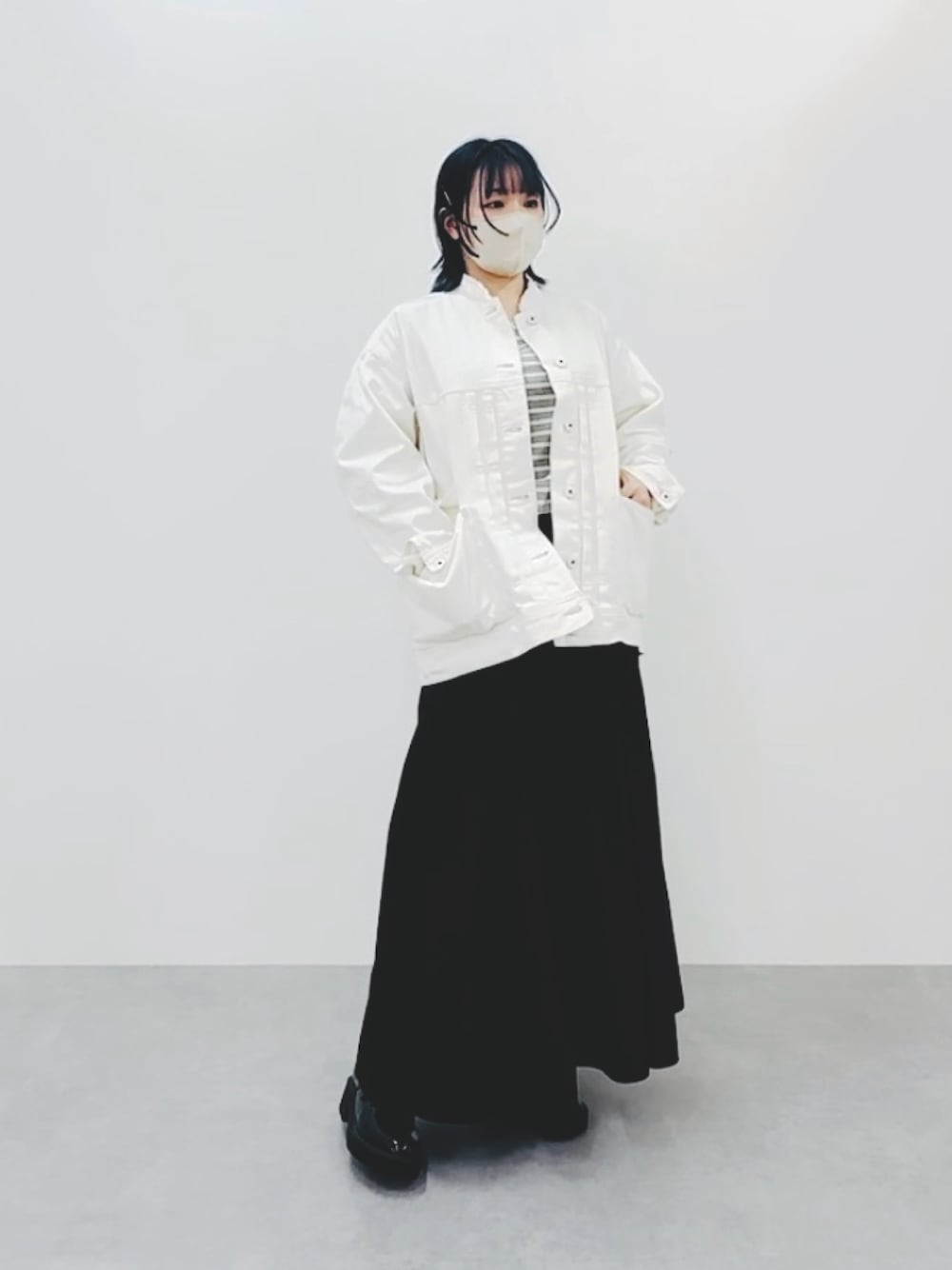 「ニッセングラマー、スタッフ、スタッフコーデ、大きい胸レディースファッション、春コーデ、ボーダー、黒スカート、モノトーン」｜「nissenのボリュームフレアスカート（スカート、ブラック系）」を使った、むよさん（レディース・158cm）の春コーディネートの1枚目の写真