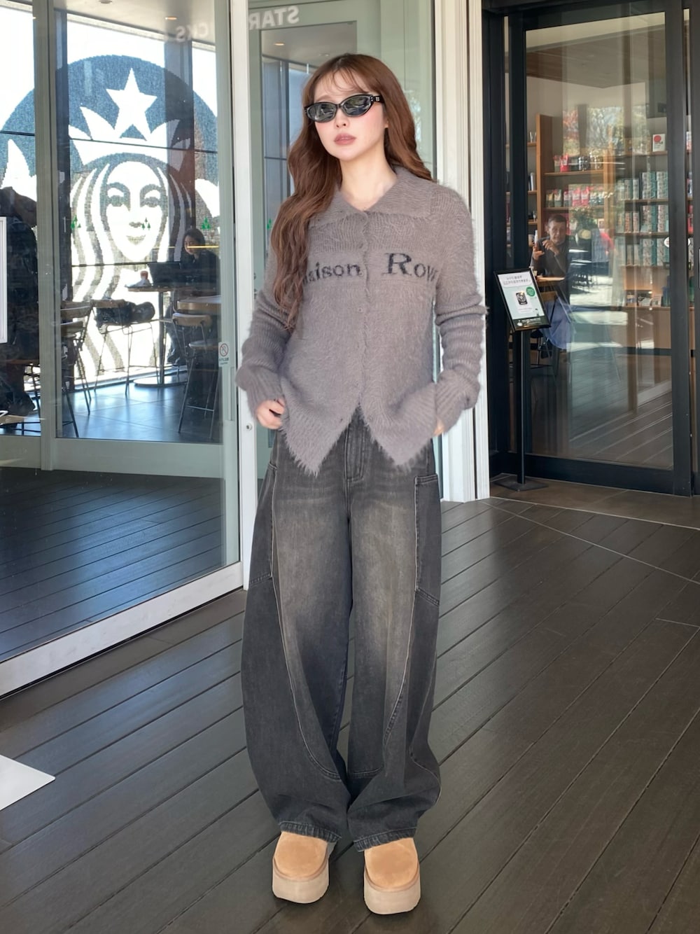 ブラック系のデニムパンツ、ベージュ系のブーツ、グレー系のカーディガン/ボレロを着用したレディースの冬コーディネートの1枚目の写真