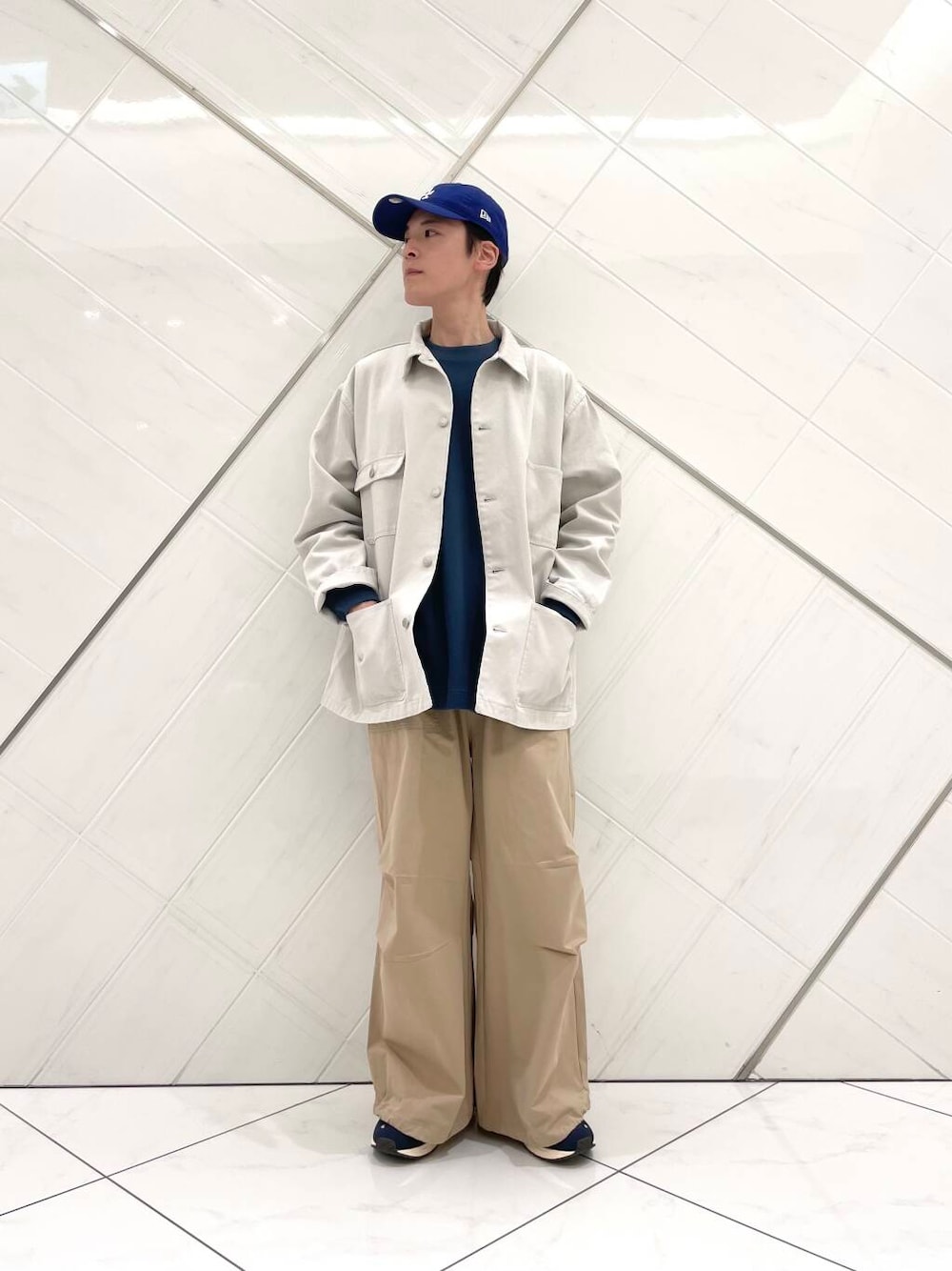 「スニーカー、カバーオール、senseofplace、春アウター、LACOSTE、doors、moonSTAR、810s、ここでしか手に入らない別注アイテム、シューズサイズ27cm～27.5cm、新作スニーカーコーデ」｜「MoonStarの『別注』MOONSTAR×DOORS　STUDEN（スニーカー、ブルー系）」を使った、山﨑 亮太さん（メンズ・172cm）の冬コーディネートの1枚目の写真