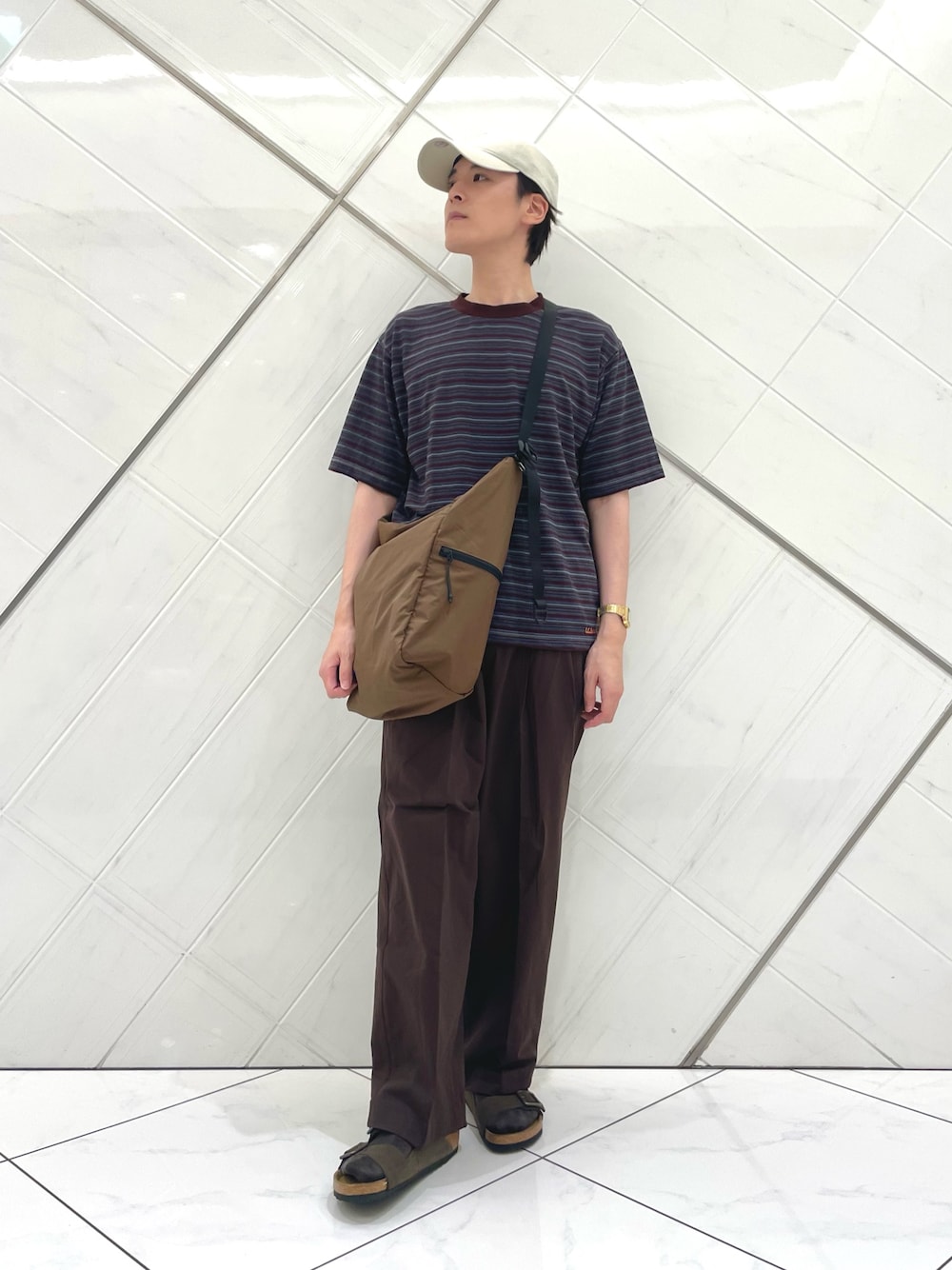 ブラック系のTシャツ/カットソー、ブラウン系のショルダーバッグ、ブラウン系のその他パンツを着用したメンズの夏コーディネートの1枚目の写真