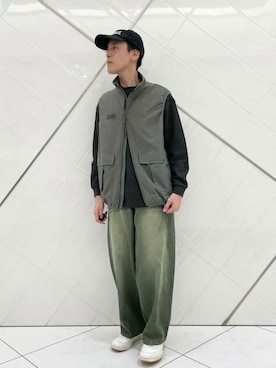 「アイテム（デニムジャケット、グリーン系）」を使った、山﨑 亮太さん（メンズ・172cm）の秋コーディネート