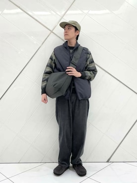 「アイテム（ダウンベスト）」を使った、山﨑 亮太さん（メンズ・172cm）の秋コーディネート