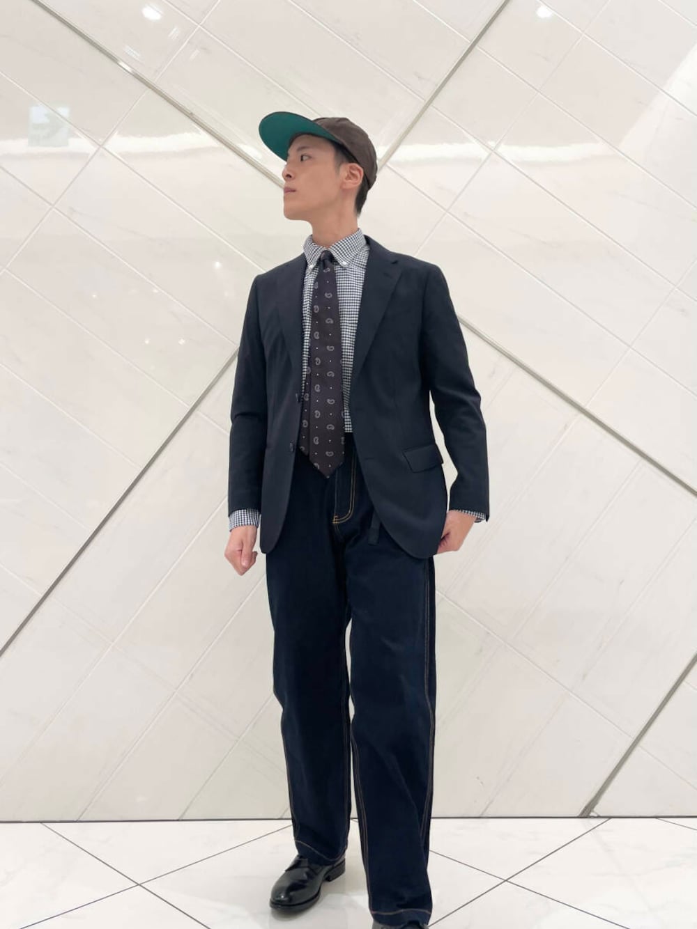 その他のシャツ/ブラウス、ブルー系のデニムパンツ、ブラック系のドレスシューズを着用したメンズの夏コーディネートの1枚目の写真
