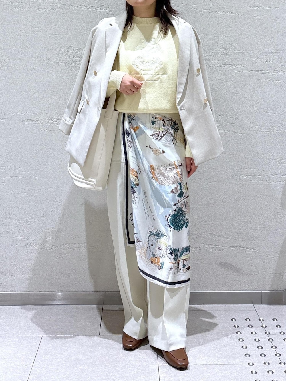 「初春コーデ、春コーデ、お仕事コーデ、お出かけコーデ、女子会コーデ、大人カジュアル、パンツスタイル、体型カバー、カジュアルコーデ、きれいめコーデ、ベーシック、ROPÉ PICNIC、ウェーブ、イエベ春、敏感」｜「ROPE' PICNICのスウェットライク刺繍ニットプルオーバー/リンクコーデ（ニット/セーター、イエロー系）」を使った、ko219625koさん（レディース・154cm）の春コーディネートの1枚目の写真