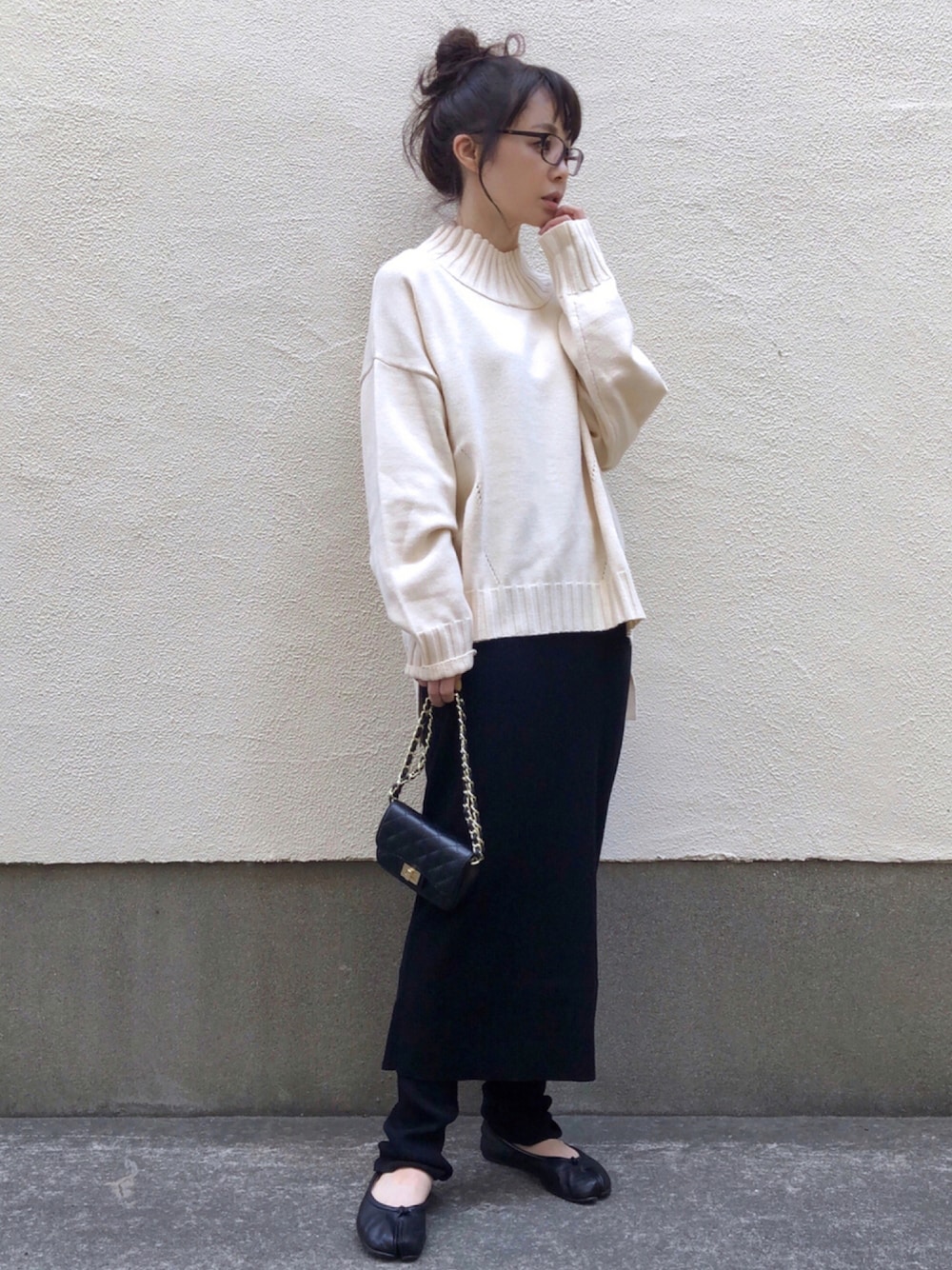 ブラック系のバレエシューズ、ホワイト系のニット/セーター、ブラック系のスカートを着用したレディースの秋コーディネートの1枚目の写真