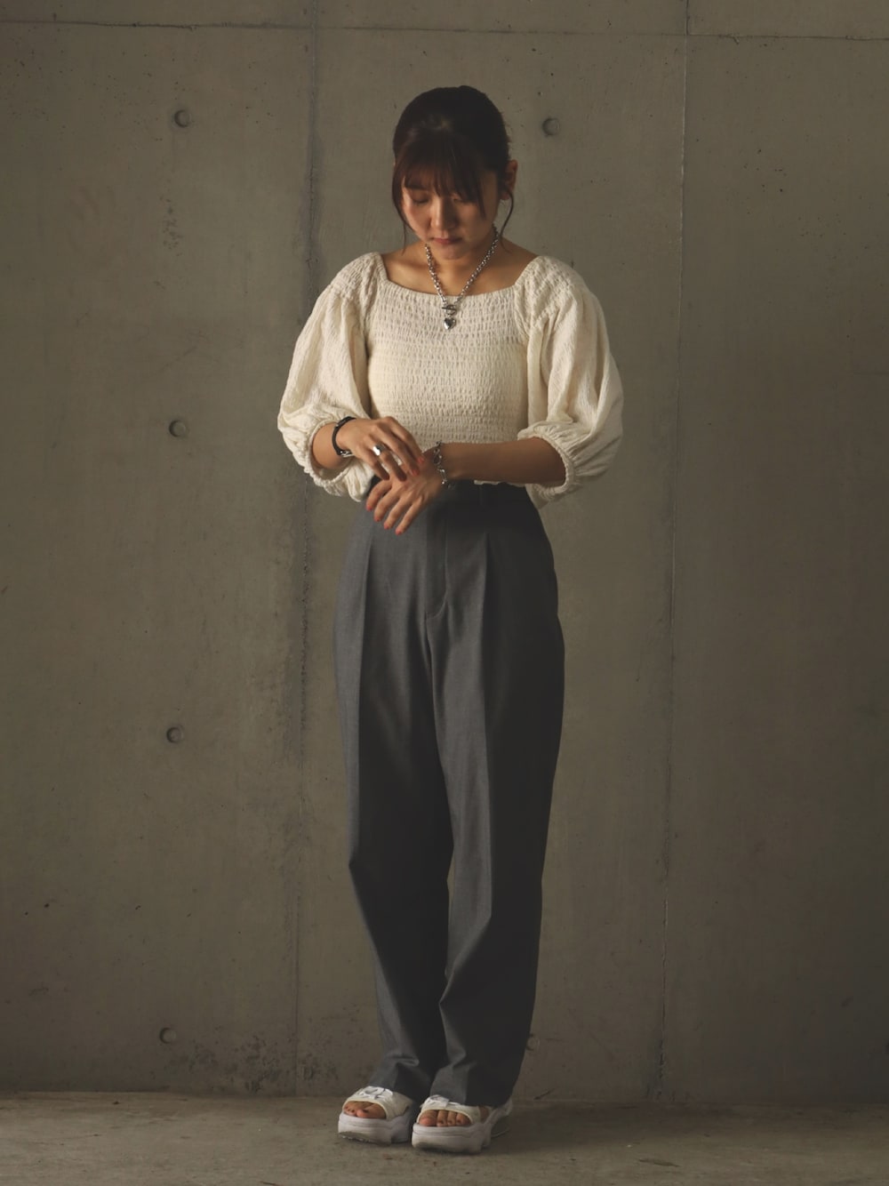 「LHME、夏コーデ、シルバーアクセサリー、ハートネックレス、ブレスレット、シルバーブレスレット、チェーンブレスレット、おおぶりネックレス、きれいめカジュアル、シルバーリング、プチプラ」｜「LHMEのLHME アクアリング/サージカルステンレス316L（金属アレルギー対応）（リング、シルバー系）」を使った、komaさん（レディース・158cm）の夏コーディネートの1枚目の写真