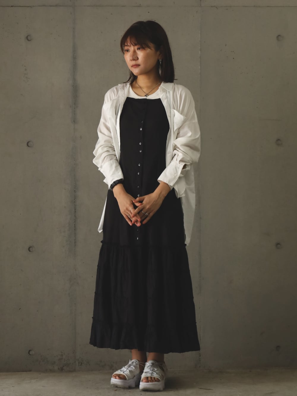 「きれいめカジュアル、LHME 、シルバーアクセサリー、ピアス、ハートネックレス、リング、モノトーンコーデ、おしゃれになりたい、おしゃ見えテクニック、オフィスカジュアル、おしゃれさんと繋がりたい」｜「LHMEのLHME アクアフィンガーリング/サージカルステンレス316L（金属アレルギー対応）（リング、シルバー系）」を使った、komaさん（レディース・158cm）の夏コーディネートの1枚目の写真
