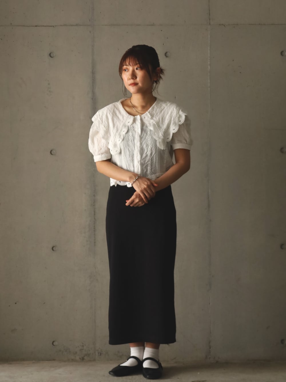 「きれいめカジュアル、オトナカジュアル、おしゃれさんと繋がりたい、おしゃれになりたい、イヤーカフ、ネックレス、シルバーアクセサリー、ブレスレット、LHME、アンカーブレス、雑誌掲載アイテム」｜「LHMEのLHME “Moment”マリンチェーンブレスレット/サージカルステンレス316L（金属アレルギー対応）（ブレスレット、シルバー系）」を使った、komaさん（レディース・158cm）の夏コーディネートの1枚目の写真