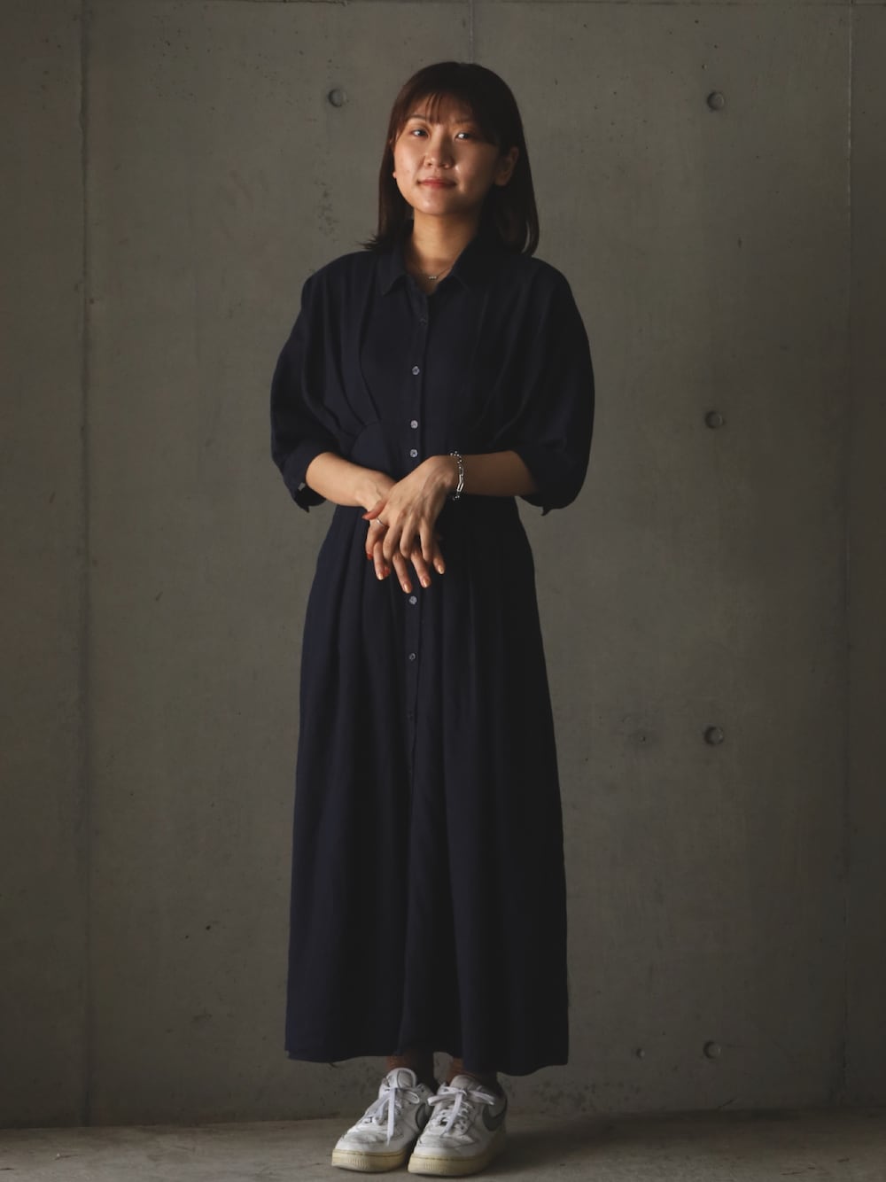 「シルバーアクセサリー、金属アレルギー対応、雑誌掲載、ビジュー、ネックレス、リング、ブレスレット、きれいめカジュアル、おしゃれさんと繋がりたい、おしゃれになりたい、キラキラ、夏コーデ、ワンピース×スニーカー」｜「LHMEのLHME “Moment”リンクホースシューチェーンブレスレット/サージカルステンレス316L（金属アレルギー対応）（ブレスレット、シルバー系）」を使った、komaさん（レディース・158cm）の夏コーディネートの1枚目の写真
