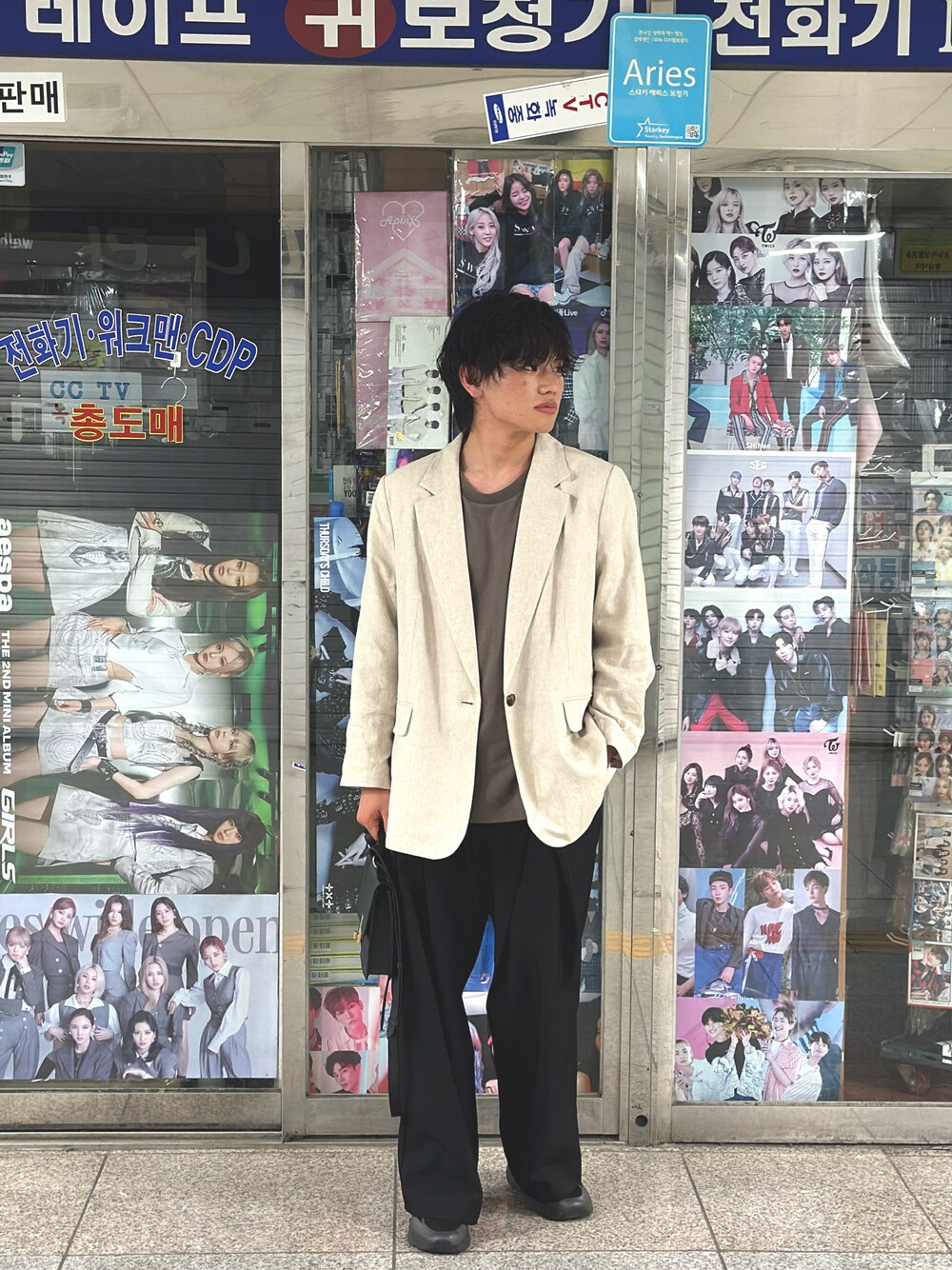 「モノトーン、シンプル、カジュアルコーデ、きれいめカジュアル、プチプラ、テーラードジャケット」｜「GUのアイテム（シャツ/ブラウス、ブラウン系）」を使った、rui.さん（メンズ・177cm）の春コーディネートの1枚目の写真