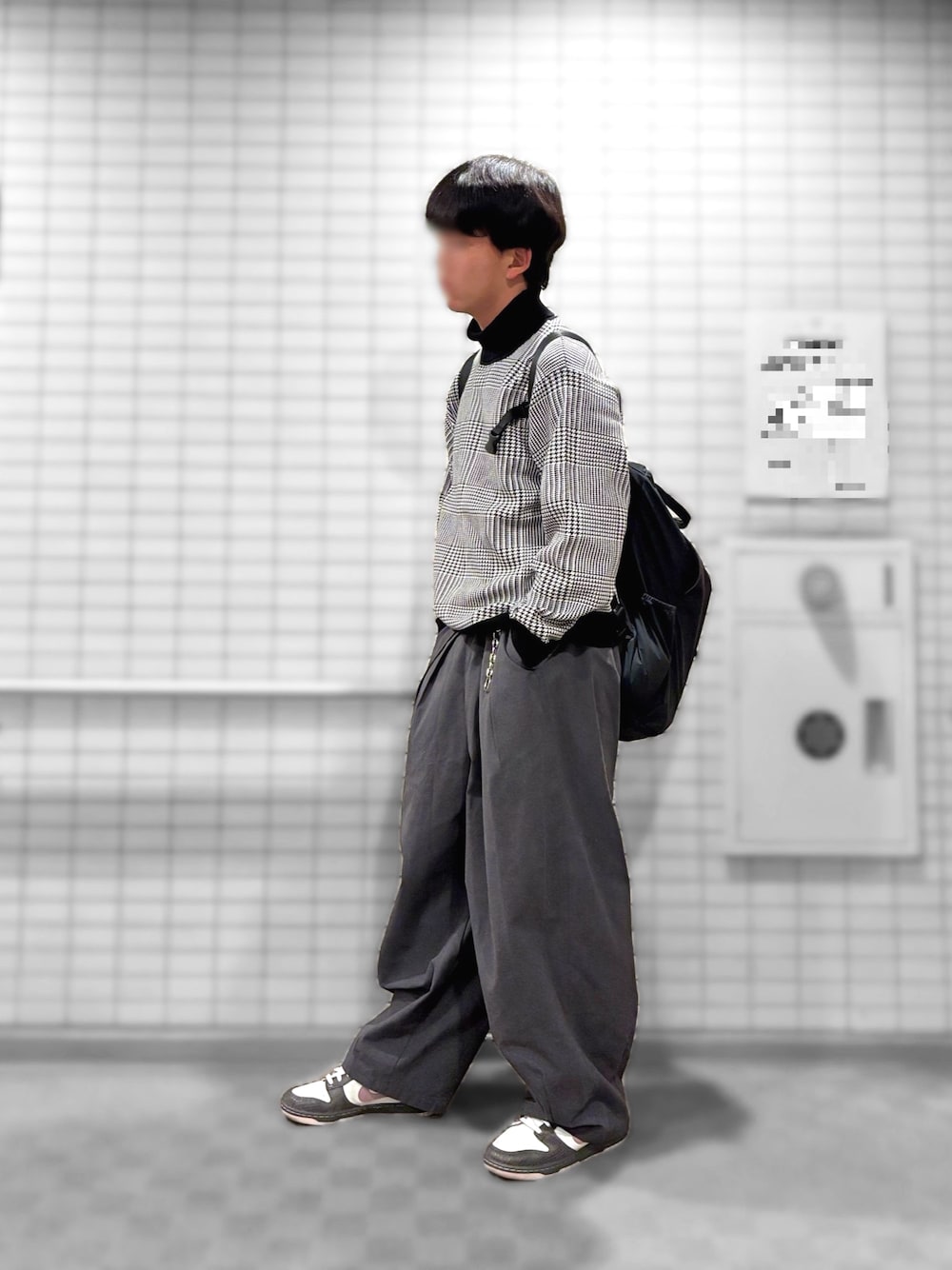 グレー系のその他パンツ、グレー系のTシャツ/カットソー、ブラック系のニット/セーターを着用したメンズの秋コーディネートの1枚目の写真