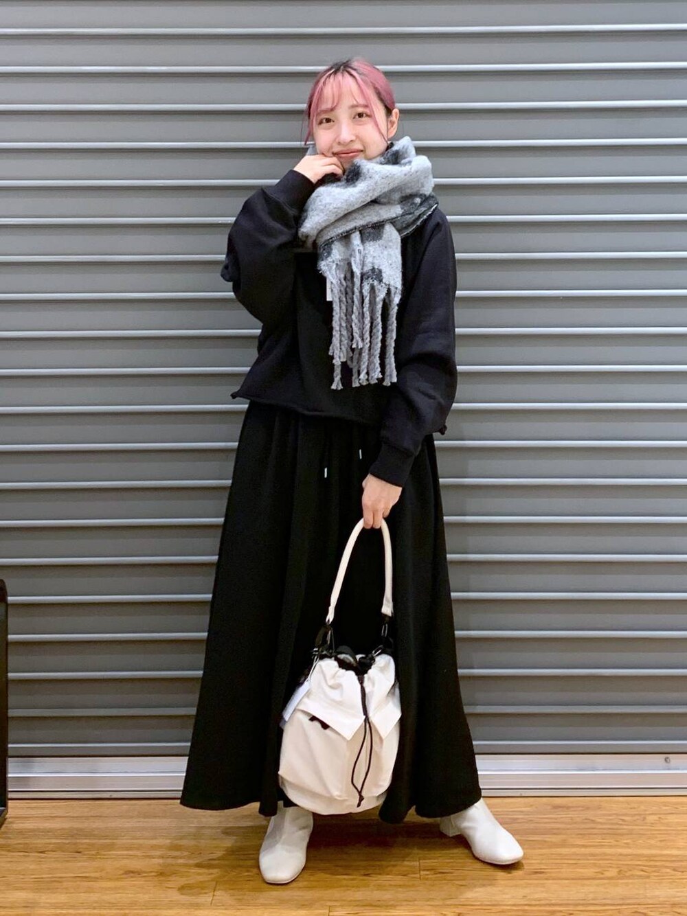 ホワイト系のショルダーバッグ、ホワイト系のブーツ、ブラック系のその他パンツを着用したレディースの秋コーディネートの1枚目の写真