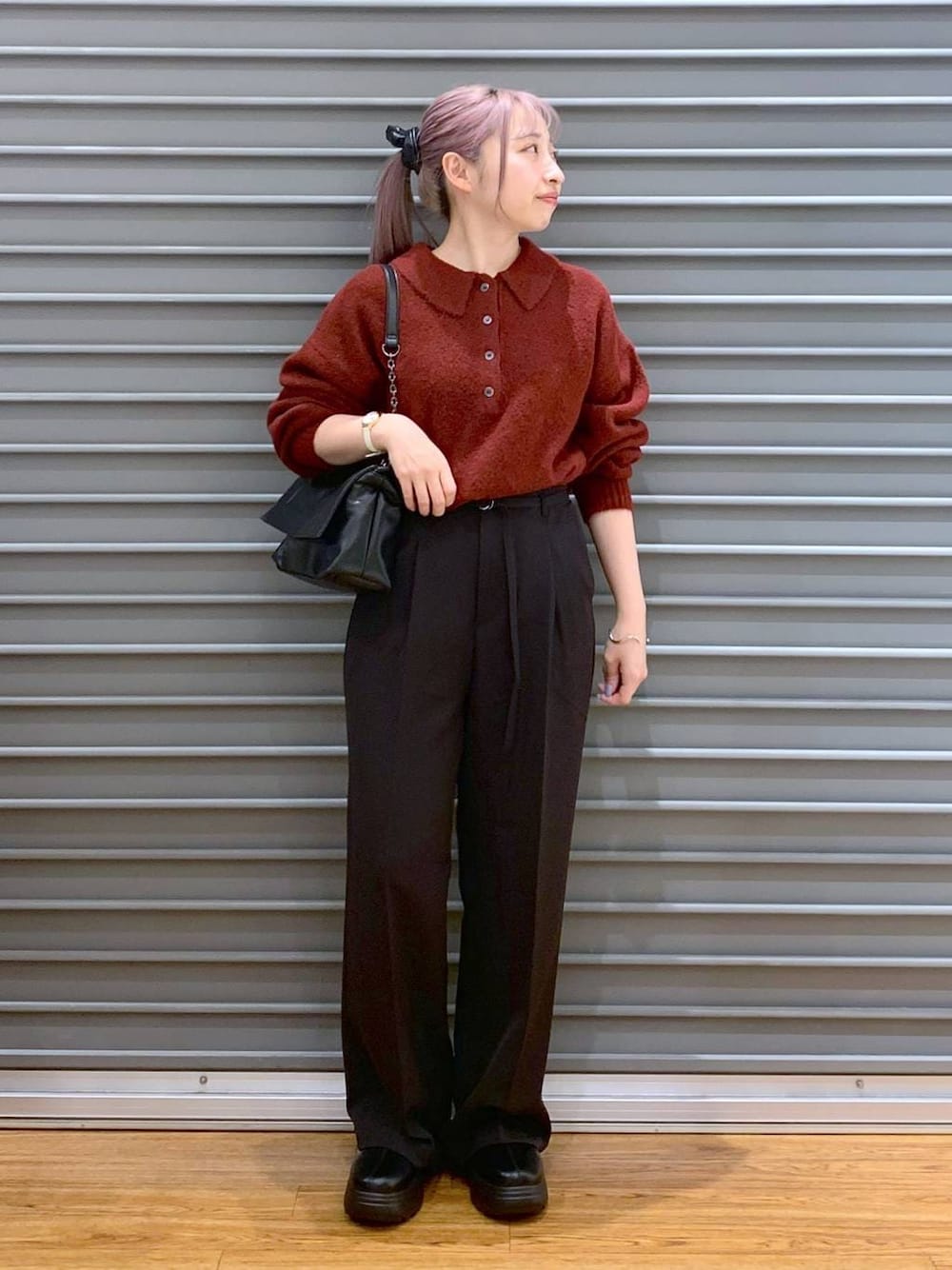 ブラック系のブーツ、ブラック系のその他パンツ、ブラック系のショルダーバッグを着用したレディースの冬コーディネートの1枚目の写真