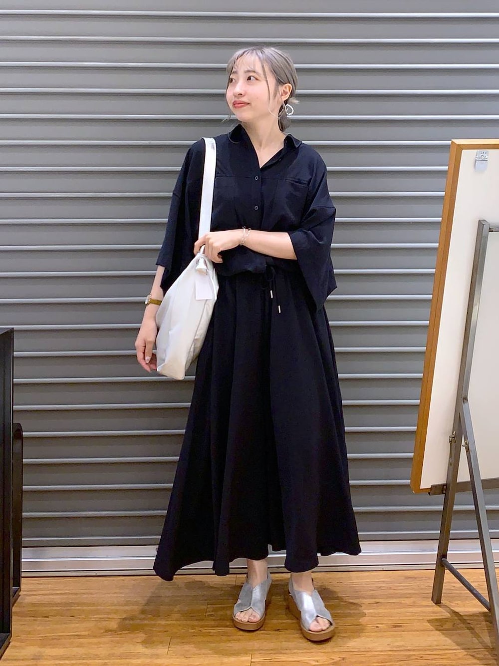 グレー系のショルダーバッグ、シルバー系のサンダル、ブルー系のその他パンツを着用したレディースの夏コーディネートの1枚目の写真