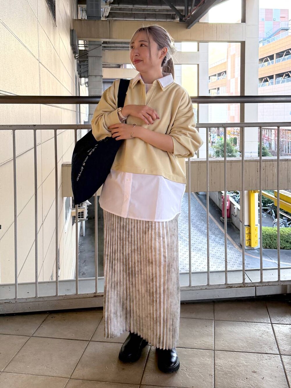 ホワイト系のスカートを着用したレディースの冬コーディネートの1枚目の写真