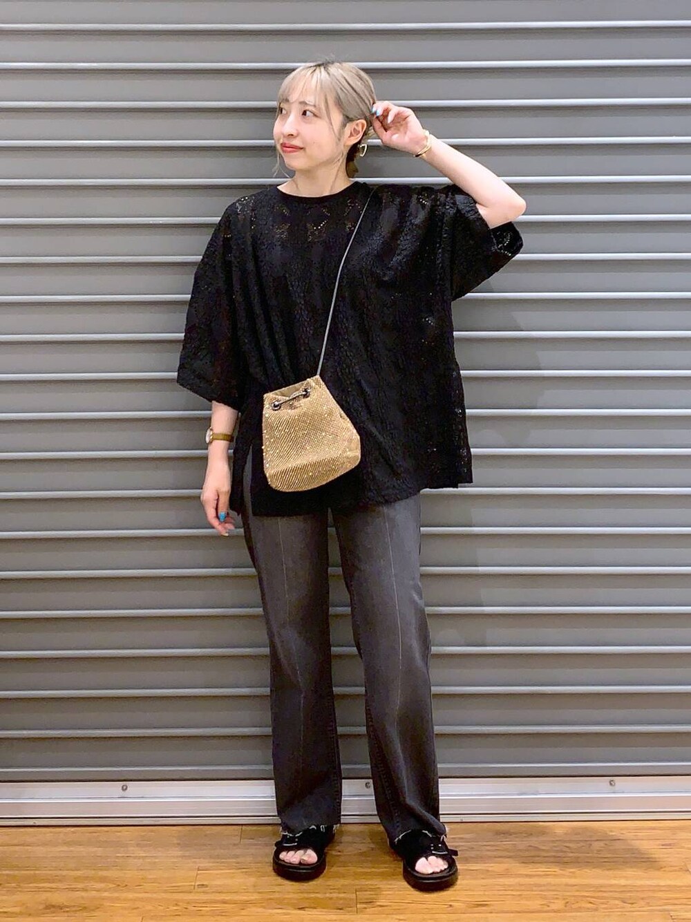 その他のショルダーバッグ、グレー系のデニムパンツ、ブラック系のサンダルを着用したレディースの夏コーディネートの1枚目の写真