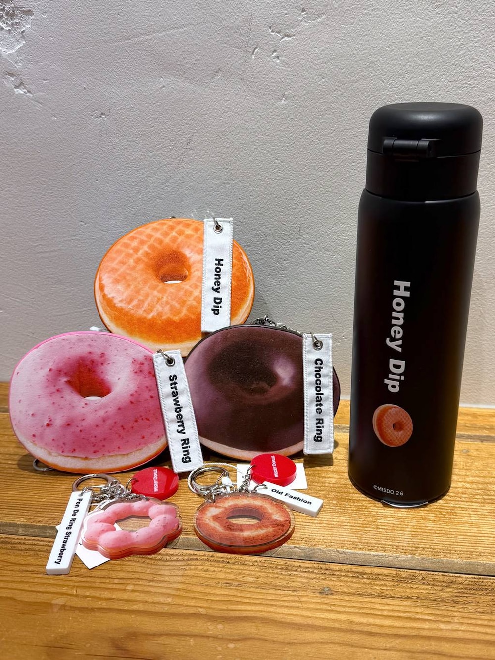 ピンク系のキーホルダー、ブラウン系のキーホルダー、ベージュ系のポーチを着用したレディースの冬コーディネートの1枚目の写真