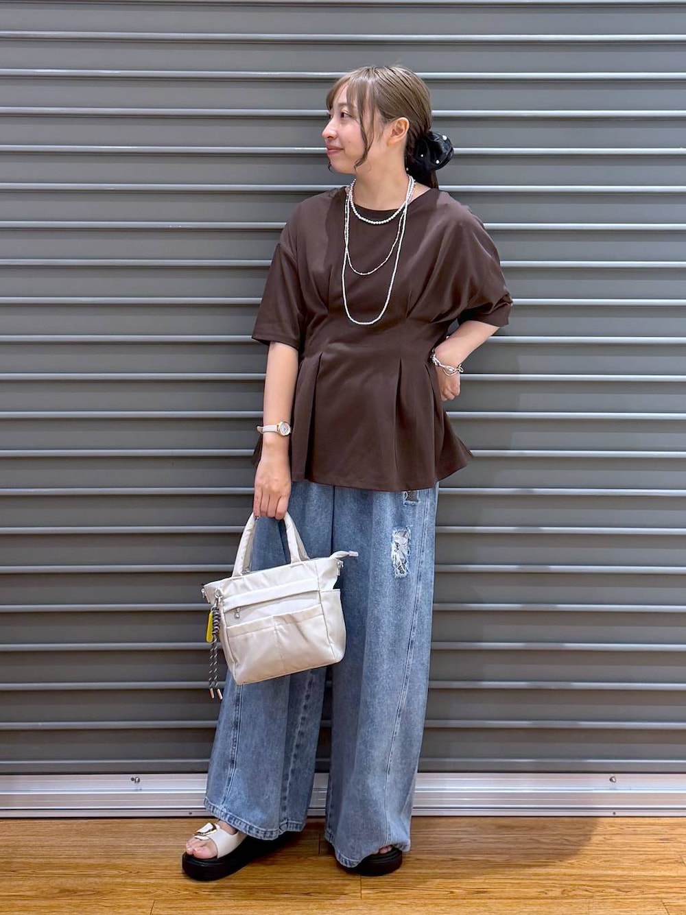 ホワイト系のサンダル、ホワイト系のトートバッグ、ブラウン系のTシャツ/カットソーを着用したレディースの夏コーディネートの1枚目の写真