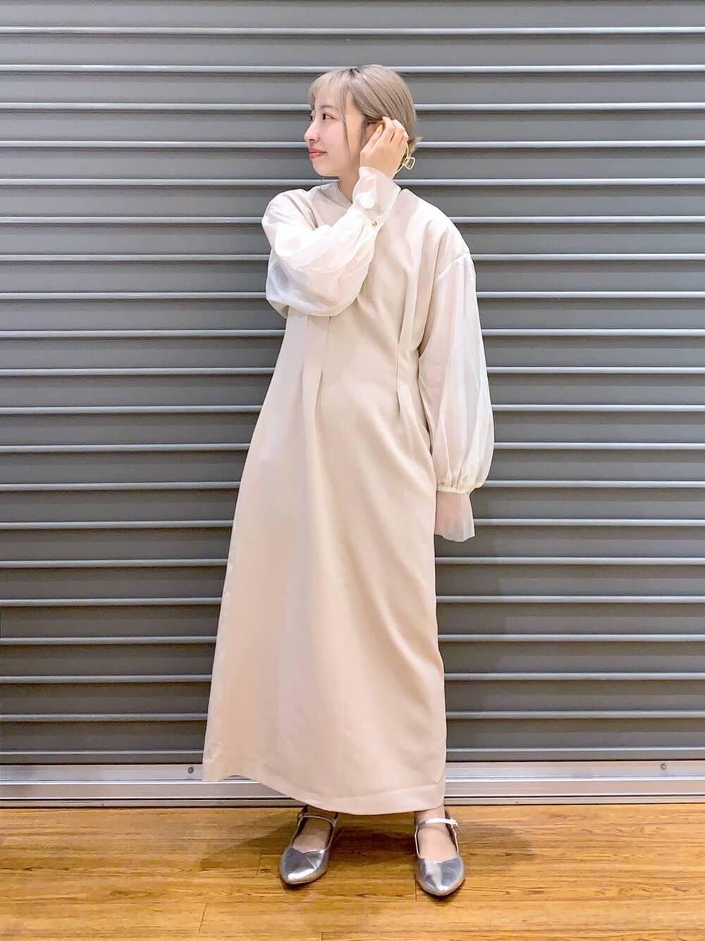 ベージュ系のドレス、シルバー系のパンプスを着用したレディースの夏コーディネートの1枚目の写真