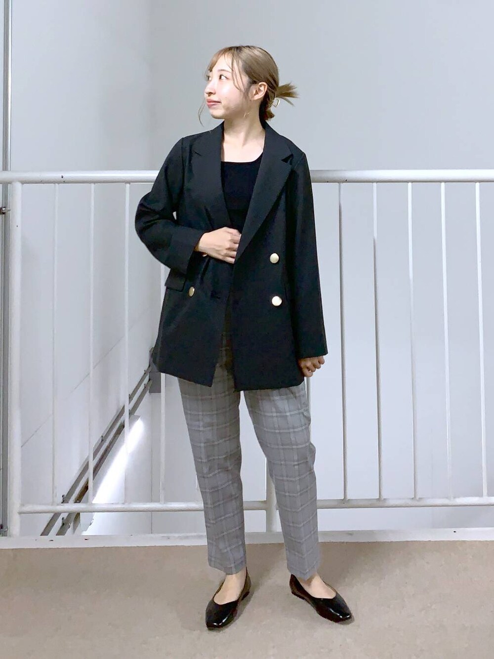 グレー系のその他パンツ、ブラック系のパンプス、グレー系のテーラードジャケットを着用したレディースの秋コーディネートの1枚目の写真