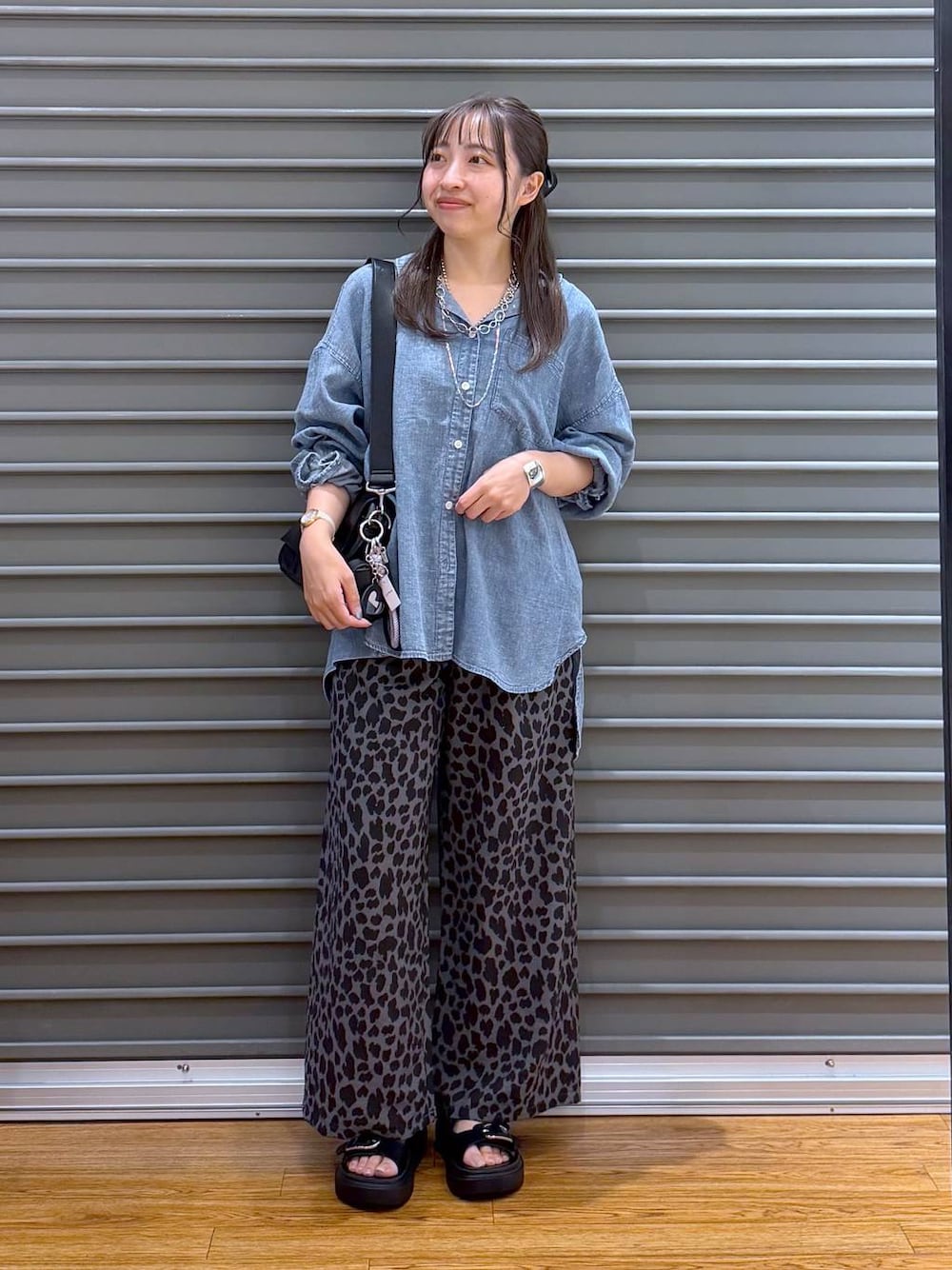グレー系のその他パンツ、ブラック系のショルダーバッグ、ブラック系のサンダルを着用したレディースの夏コーディネートの1枚目の写真
