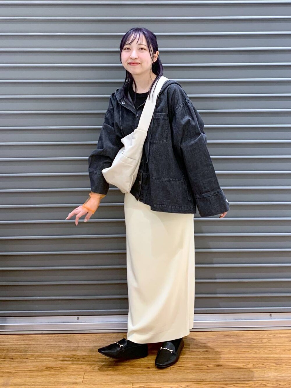 ブラック系のTシャツ/カットソー、ブラック系のローファー、ホワイト系のスカートを着用したレディースの春コーディネートの1枚目の写真