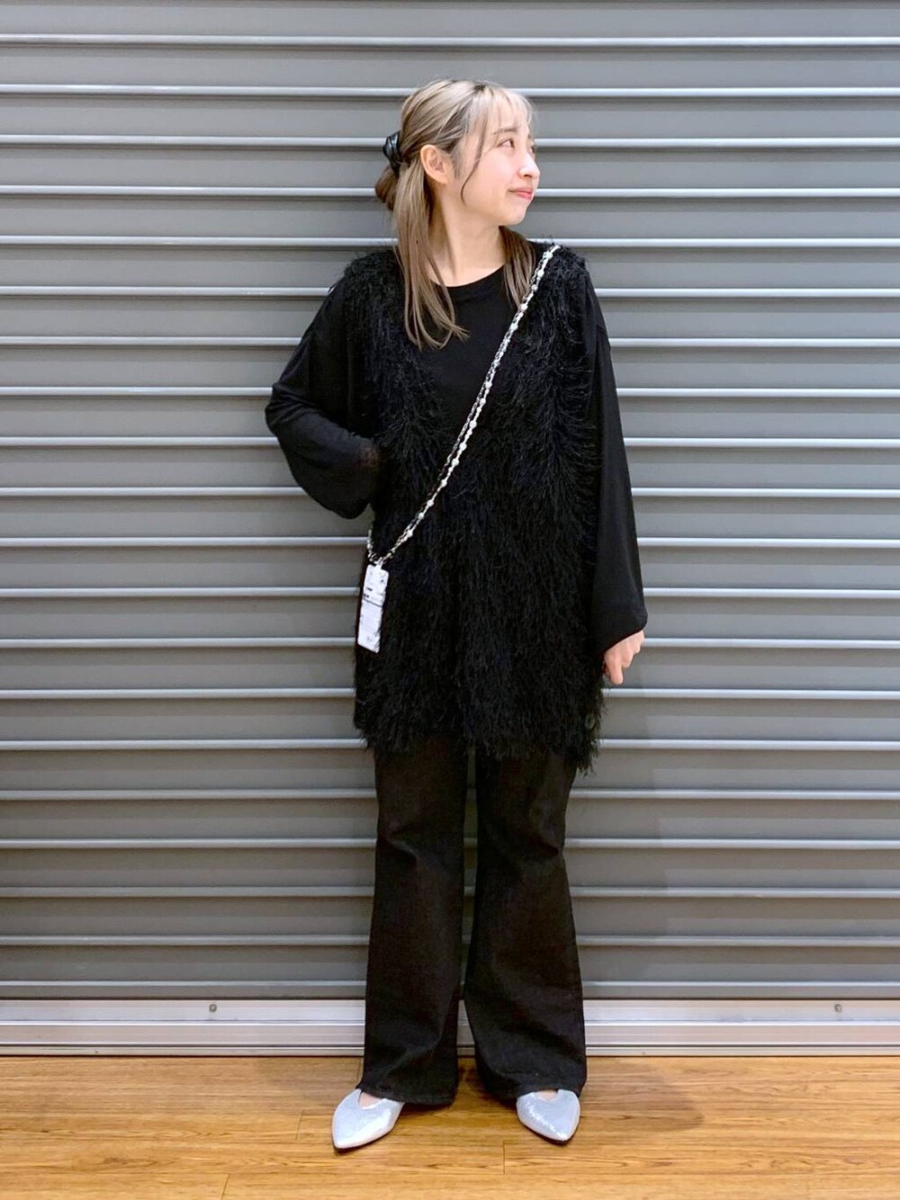 ブラック系のTシャツ/カットソー、ブラック系のデニムパンツ、シルバー系のパンプスを着用したレディースの春コーディネートの1枚目の写真