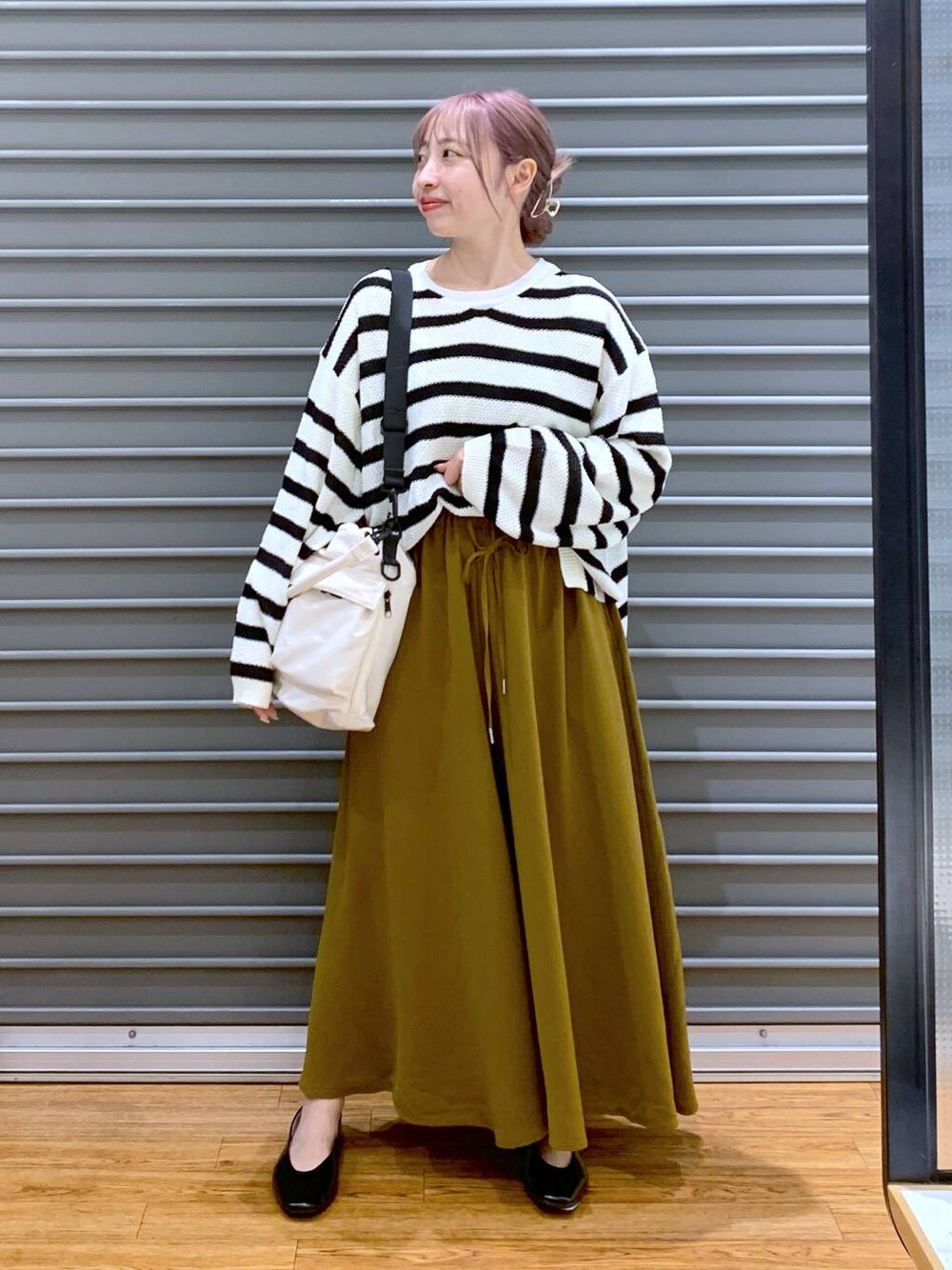 グリーン系のその他パンツ、ブラック系のパンプス、ホワイト系のショルダーバッグを着用したレディースの秋コーディネートの1枚目の写真