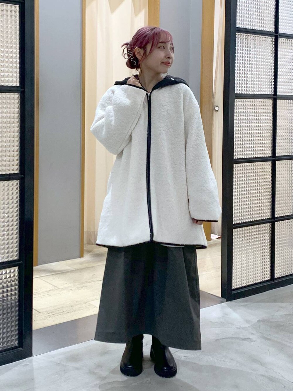 ブラック系のブーツ、ホワイト系のその他アウター、グレー系のワンピースを着用したレディースの秋コーディネートの1枚目の写真