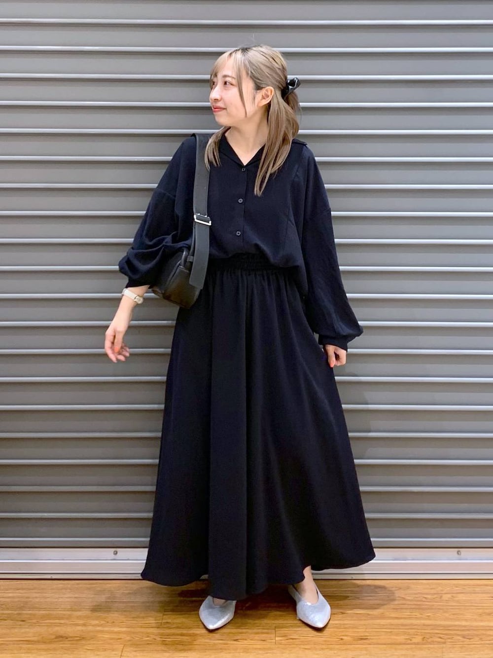 ブルー系のその他パンツ、ブルー系のシャツ/ブラウス、シルバー系のパンプスを着用したレディースの春コーディネートの1枚目の写真