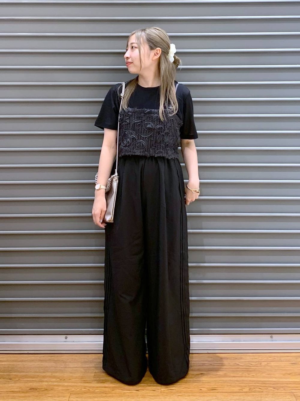 ホワイト系のサンダル、ブラック系のその他パンツ、その他のショルダーバッグを着用したレディースの夏コーディネートの1枚目の写真