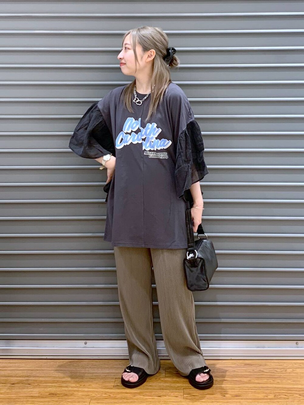 ブラック系のサンダル、ブラウン系のその他パンツ、ブラック系のハンドバッグを着用したレディースの春コーディネートの1枚目の写真