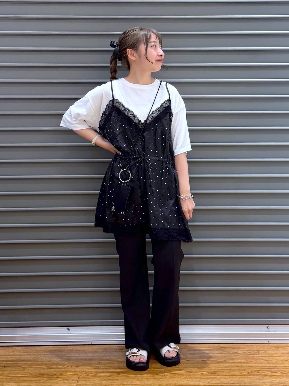 ホワイト系のサンダル、ブラック系のその他パンツ、シルバー系のブレスレットを着用したレディースの夏コーディネートの1枚目の写真