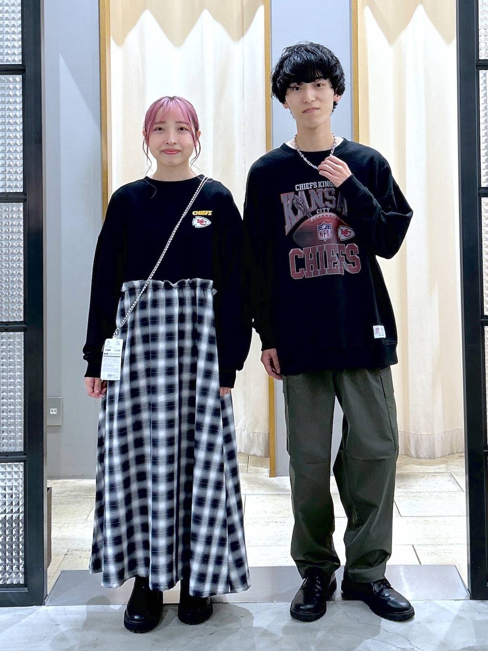 グリーン系のカーゴパンツ、ブラック系のその他シューズ、ブラック系のブーツを着用したレディースの秋コーディネートの1枚目の写真