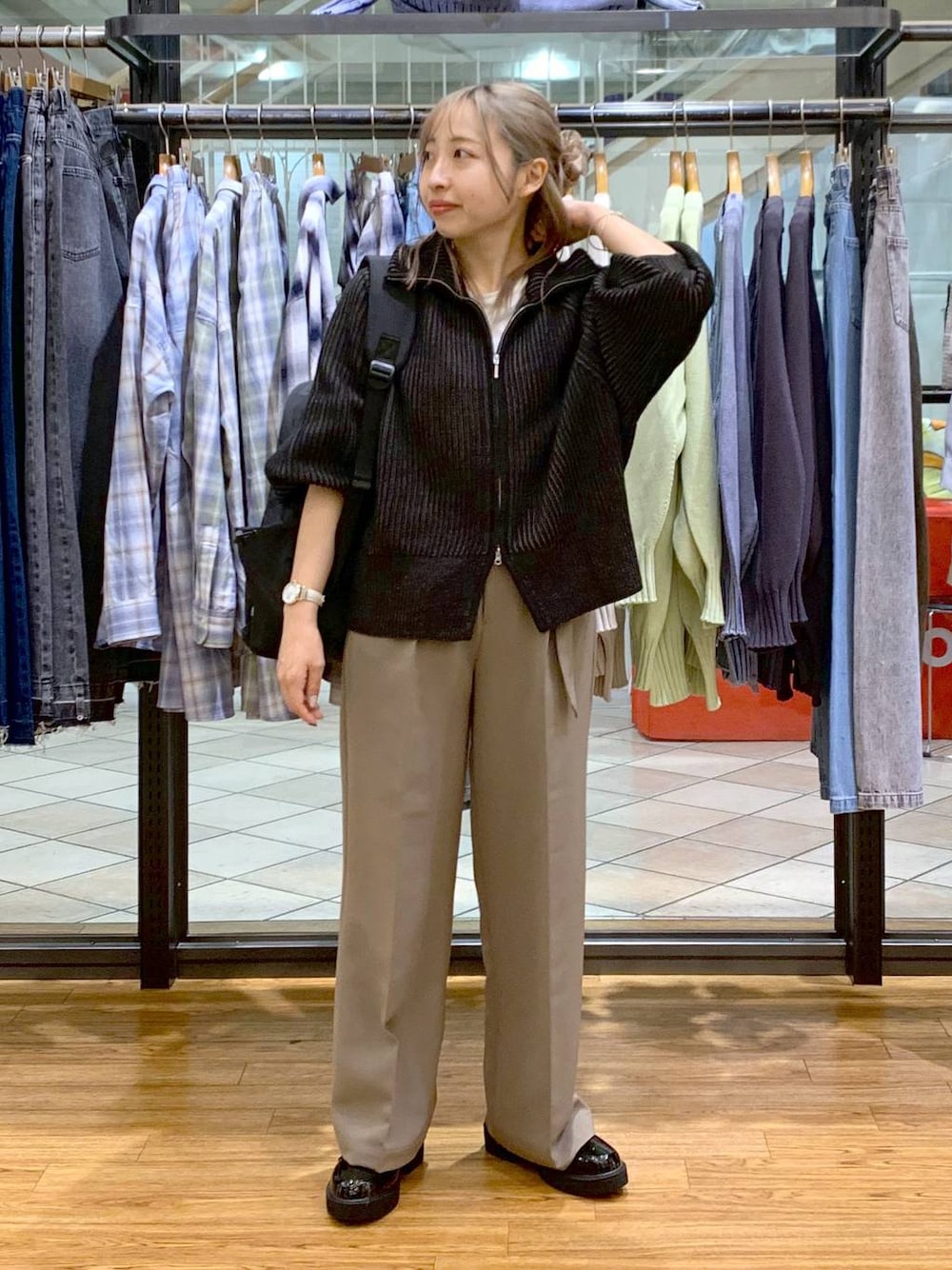 「低身長、カジュアル、きれいめ、休日コーデ、楽ちんコーデ、きれいめカジュアル_LEPSIM、体型カバー、LEPSIM、着痩せ・細見え、ゆったり、ラフ、ニット、ワイドパンツ、入学式・卒業式、デート/ロマンティック」｜「LEPSIMの7ゲージ配色リブZIPカーディガン　133274（カーディガン/ボレロ、ブラック系）」を使った、daharalepsimさん（レディース・151cm）の冬コーディネートの1枚目の写真