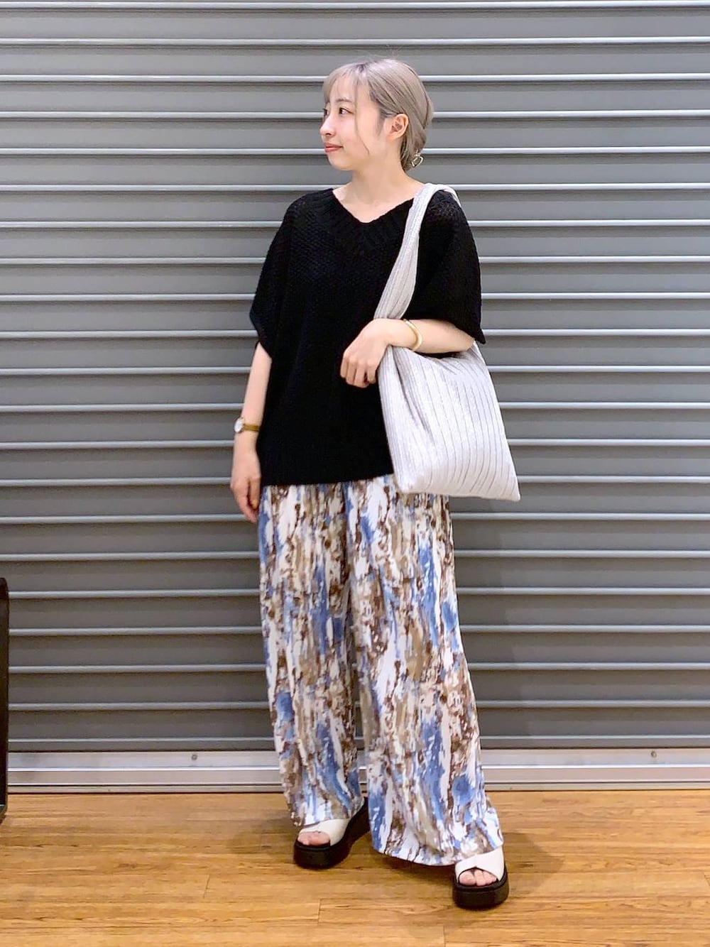 シルバー系のショルダーバッグ、ブルー系のその他パンツ、ホワイト系のサンダルを着用したレディースの春コーディネートの1枚目の写真