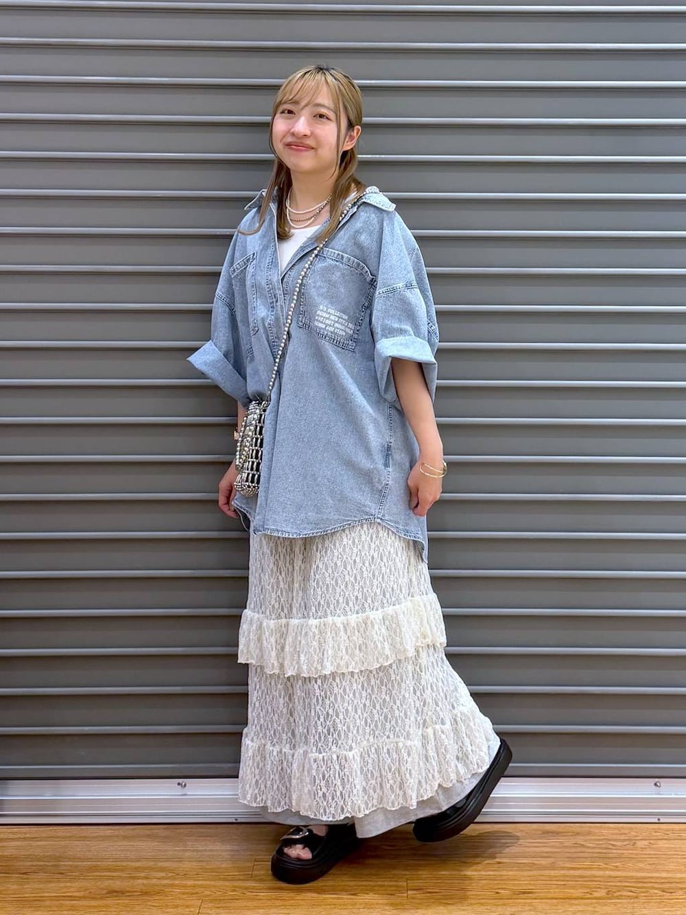 グレー系のその他パンツ、ブラック系のサンダル、ブルー系のシャツ/ブラウスを着用したレディースの春コーディネートの1枚目の写真