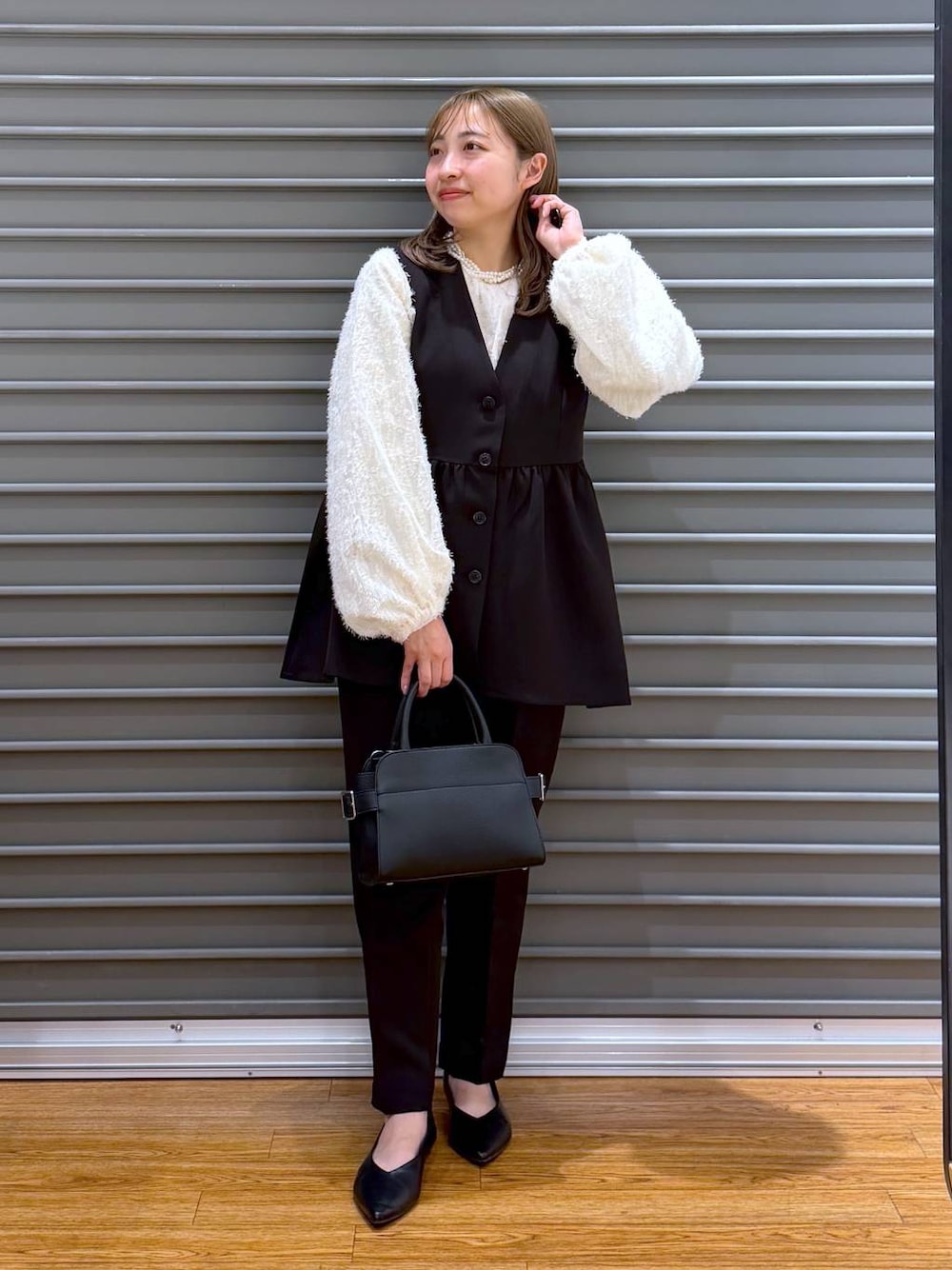 ブラック系のその他パンツ、ブラック系のその他アウター、ベージュ系のシャツ/ブラウスを着用したレディースの冬コーディネートの1枚目の写真