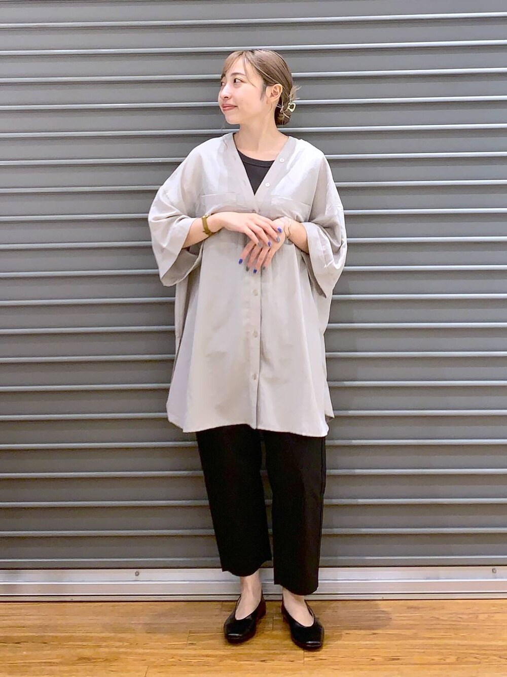 ベージュ系のワンピース、ブラック系のパンプス、ブラック系のその他パンツを着用したレディースの夏コーディネートの1枚目の写真