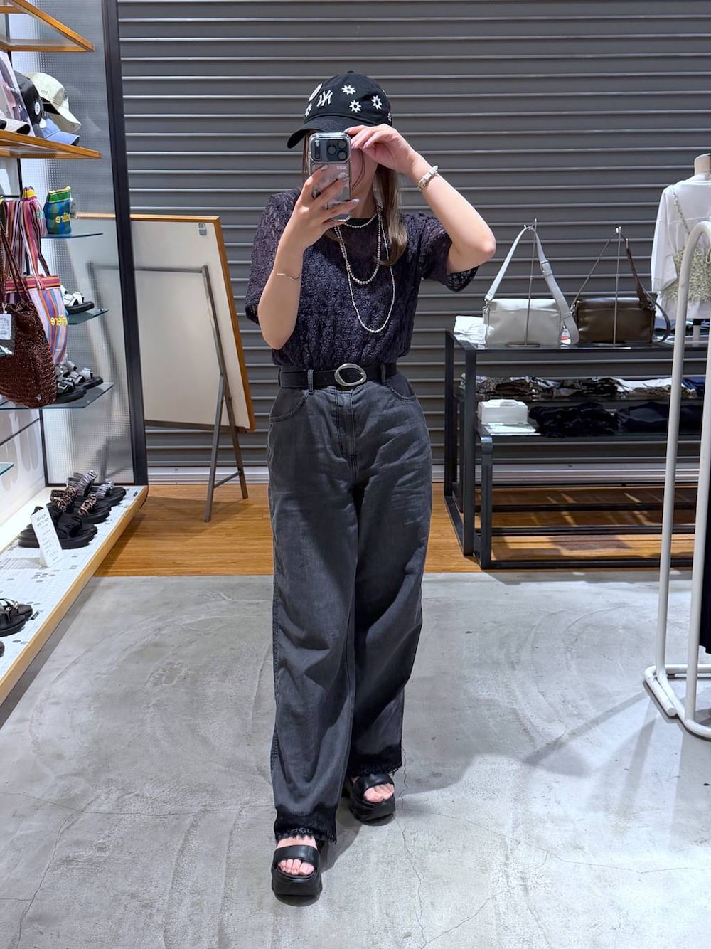 グレー系のTシャツ/カットソー、シルバー系のネックレス、ブラック系のベルトを着用したレディースの夏コーディネートの1枚目の写真