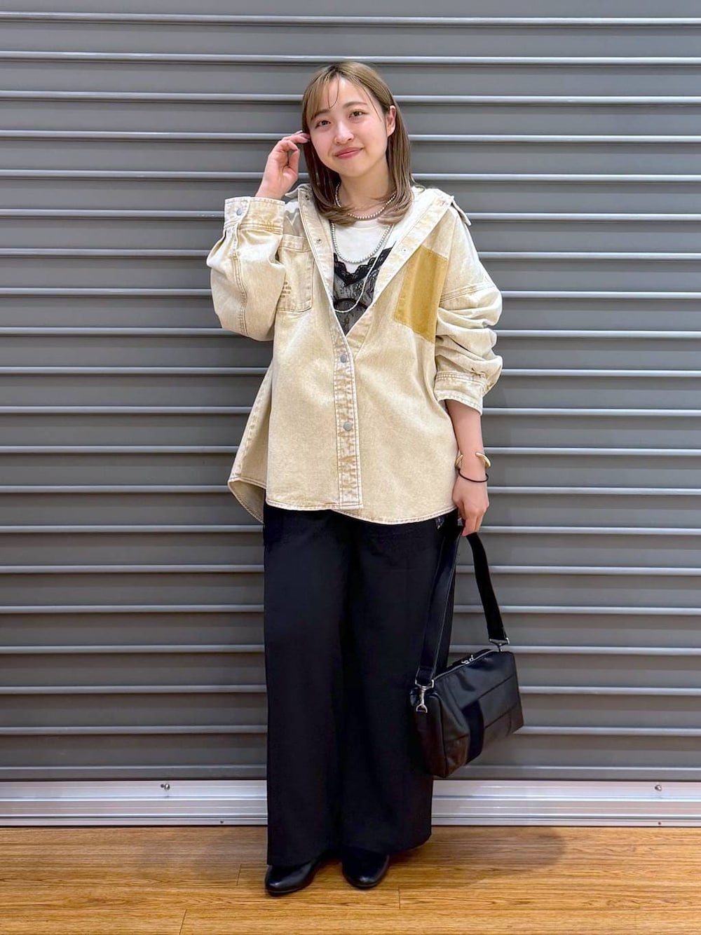 ホワイト系のTシャツ/カットソー、ベージュ系のシャツ/ブラウス、ブラック系のその他パンツを着用したレディースの春コーディネートの1枚目の写真