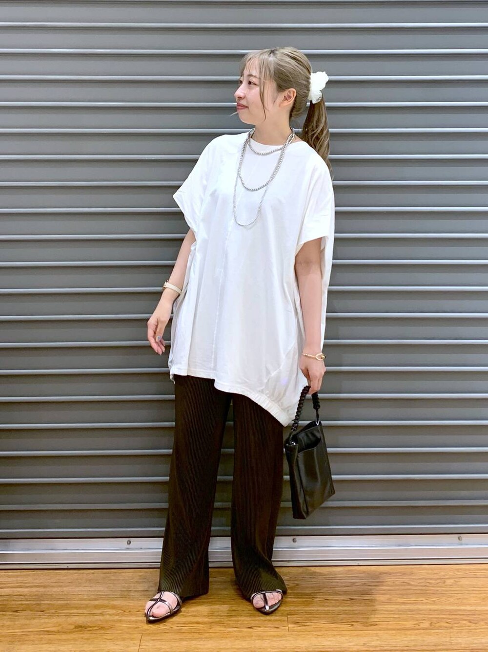 その他のサンダル、ブラウン系のその他パンツ、ブラック系のショルダーバッグを着用したレディースの夏コーディネートの1枚目の写真