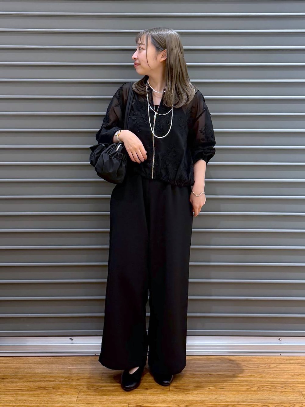 ブラック系のその他パンツ、ブラック系のボストンバッグ、ブラック系のキャミソールを着用したレディースの春コーディネートの1枚目の写真