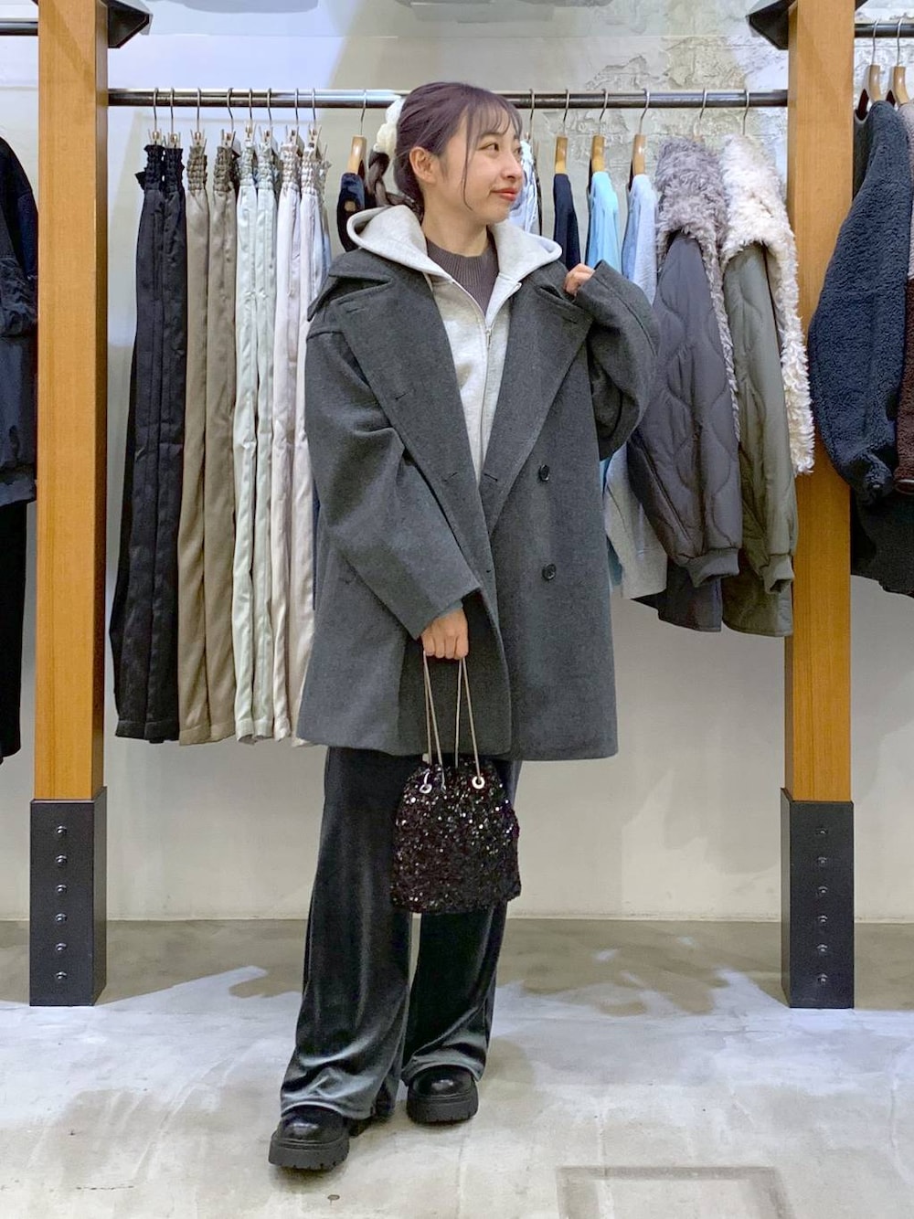 グレー系のニット/セーター、グレー系のその他アウター、ブルー系のその他パンツを着用したレディースの冬コーディネートの1枚目の写真